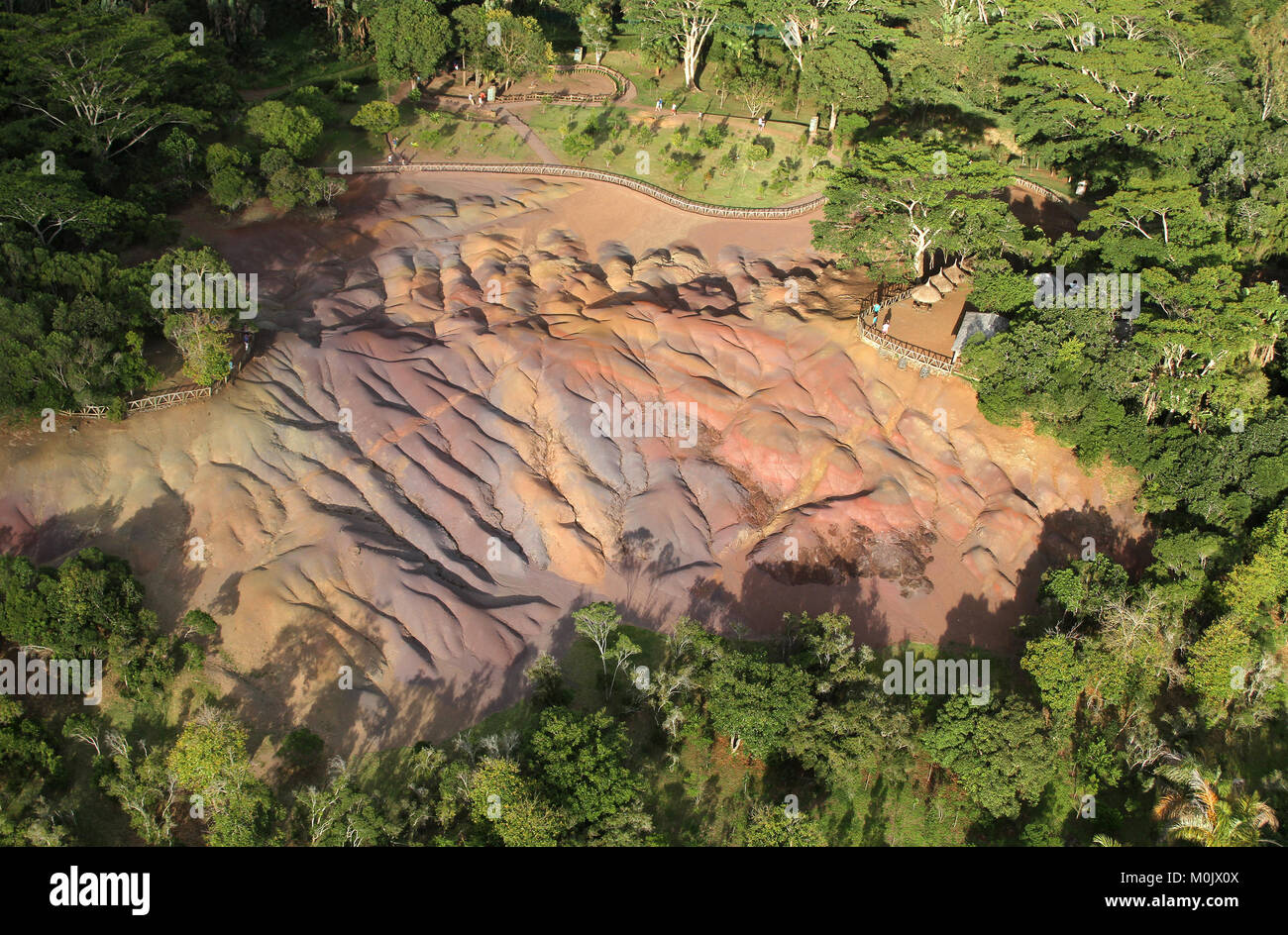 Vista aerea del sette terra colorata(s) (AKA Terres des sept Couleurs) da un elicottero, Riviere Noire District, Chamarel, Repubblica di Mauriti Foto Stock