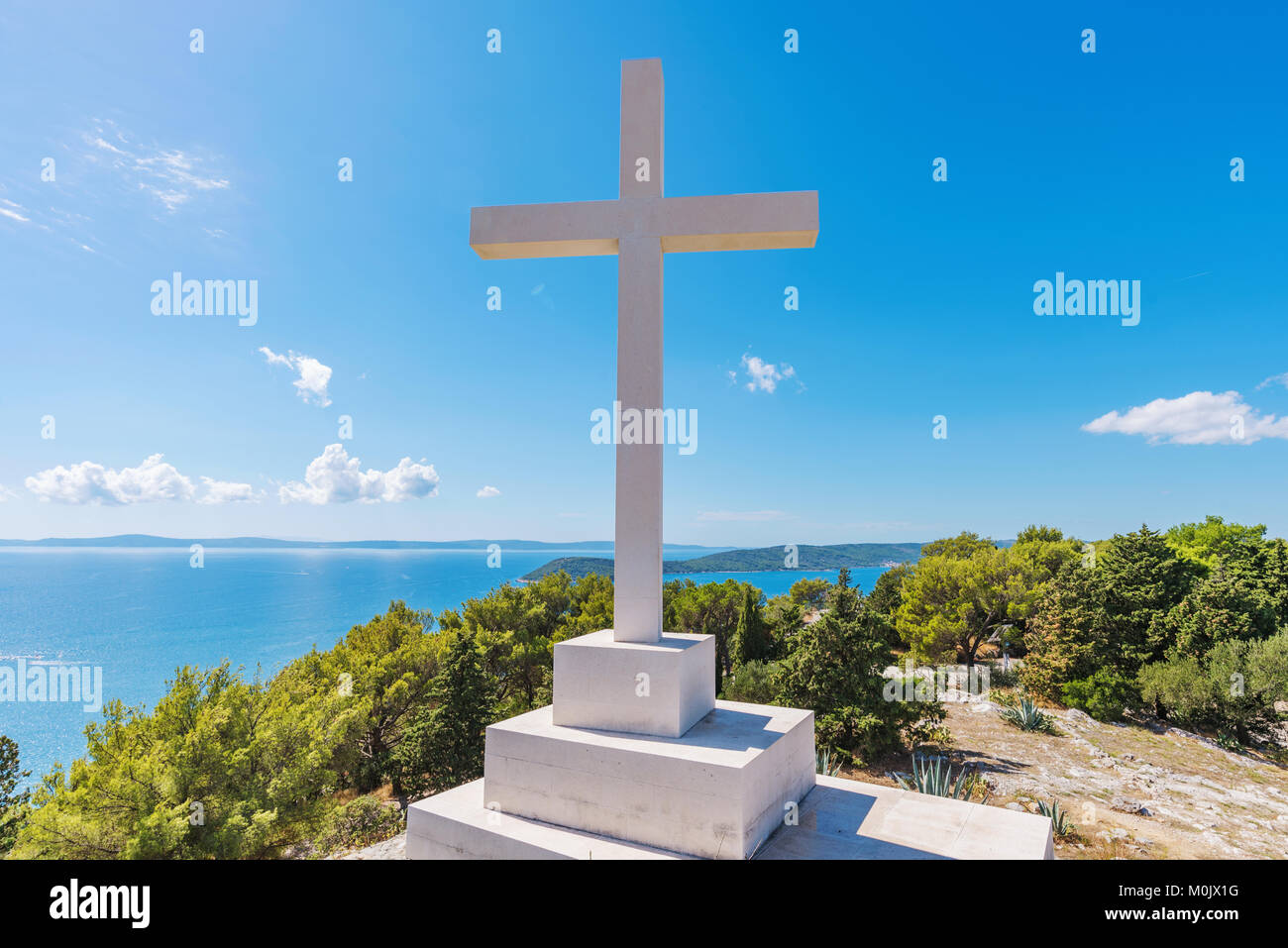 Croce su un picco di montagna in Croazia Foto Stock