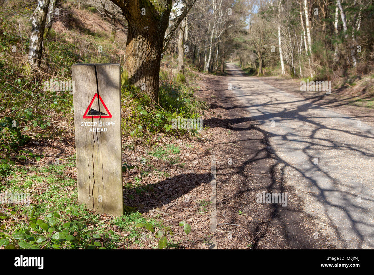 Pendio ripido segno su un palo di legno. Foto Stock