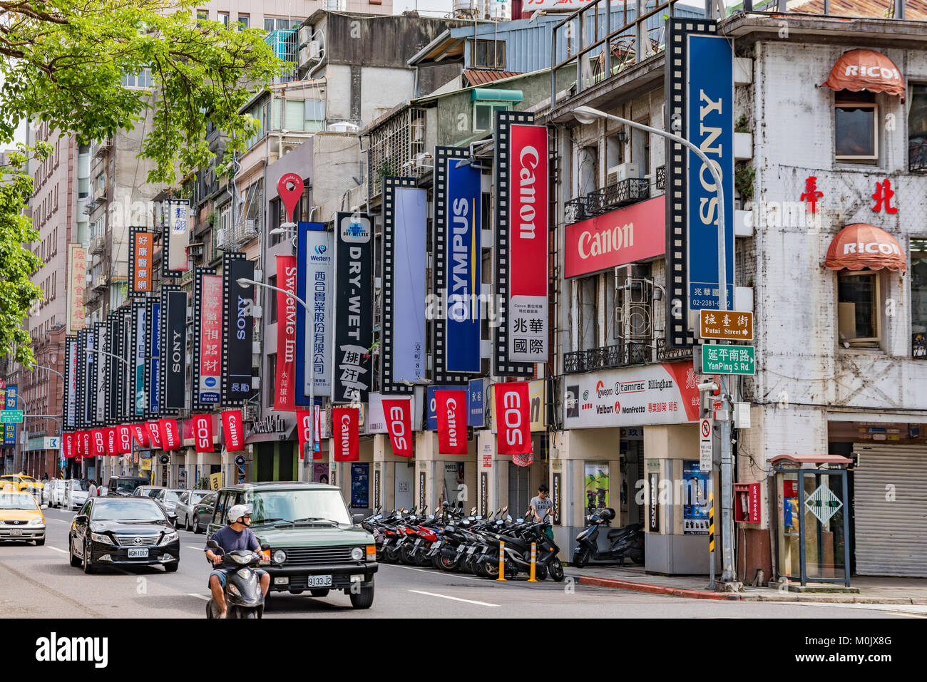 TAIPEI, Taiwan - 18 Aprile: si tratta di una fotocamera famosa strada dello shopping nella zona del centro cittadino di Taipei il 18 aprile 2016 in Taipei Foto Stock