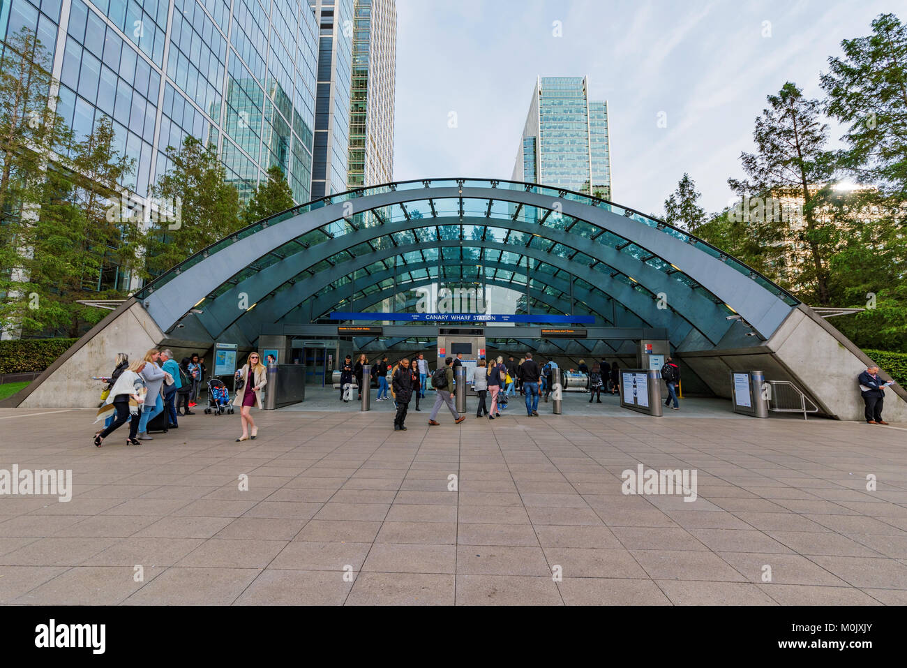 LONDON, Regno Unito - 07 ottobre: entrata principale per la stazione metropolitana di Canary Wharf e dove molti lavoratori della città rendono i loro spostamenti giornalieri su ottobre 07 Foto Stock