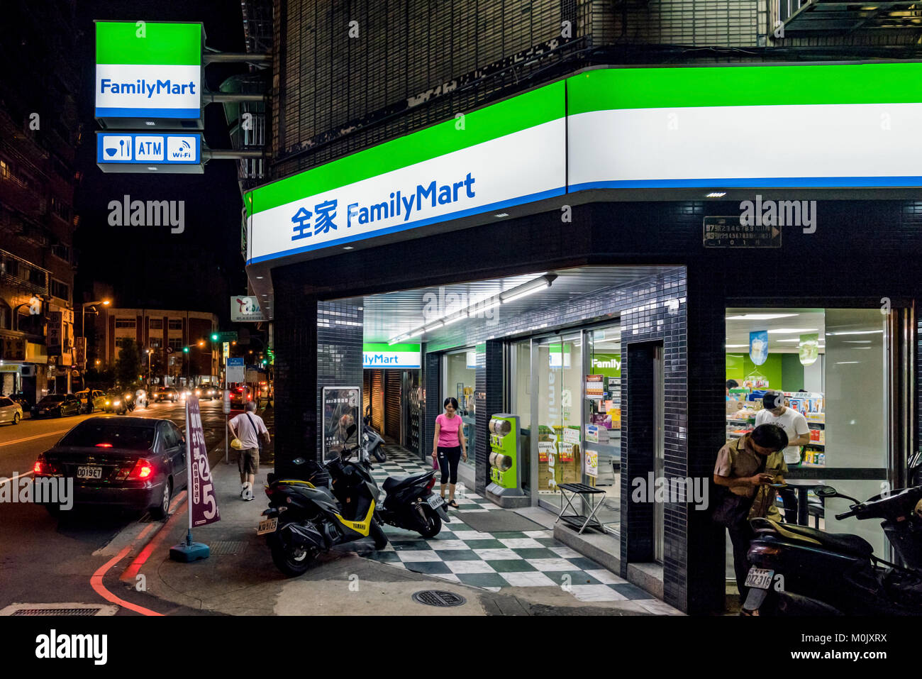 TAIPEI, Taiwan - 22 giugno: questa è una famiglia mart, 24 ore di convenience store che è popolare tra la gente di Taiwan il 22 giugno 2017 in Taipei Foto Stock