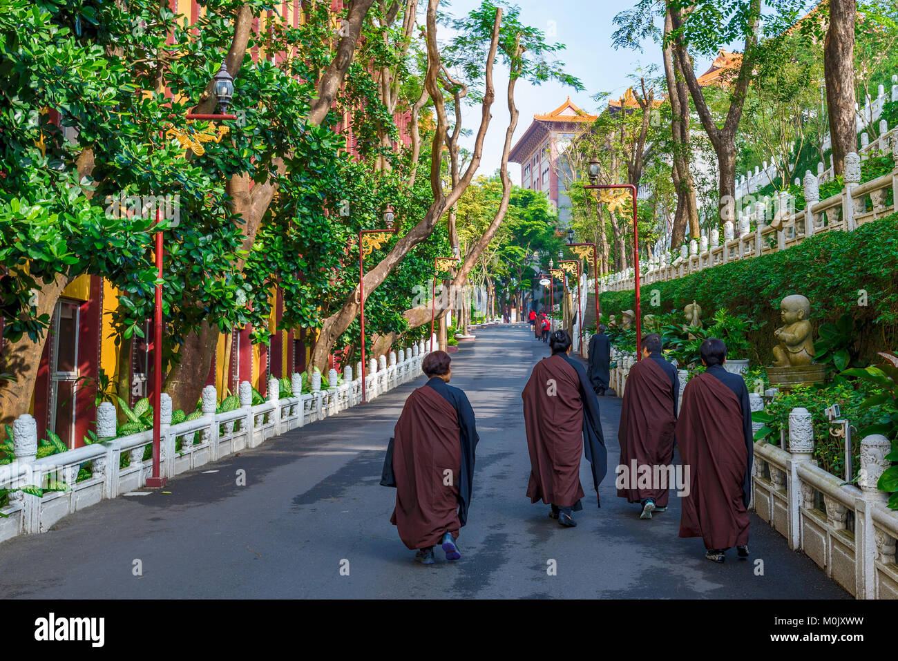 KAOHSIUNG, Taiwan - 24 novembre: i monaci a piedi un percorso orlate da alberi nel Fo Guang Shan monastero in novembre 24, 2016 in Kaohsiung Foto Stock