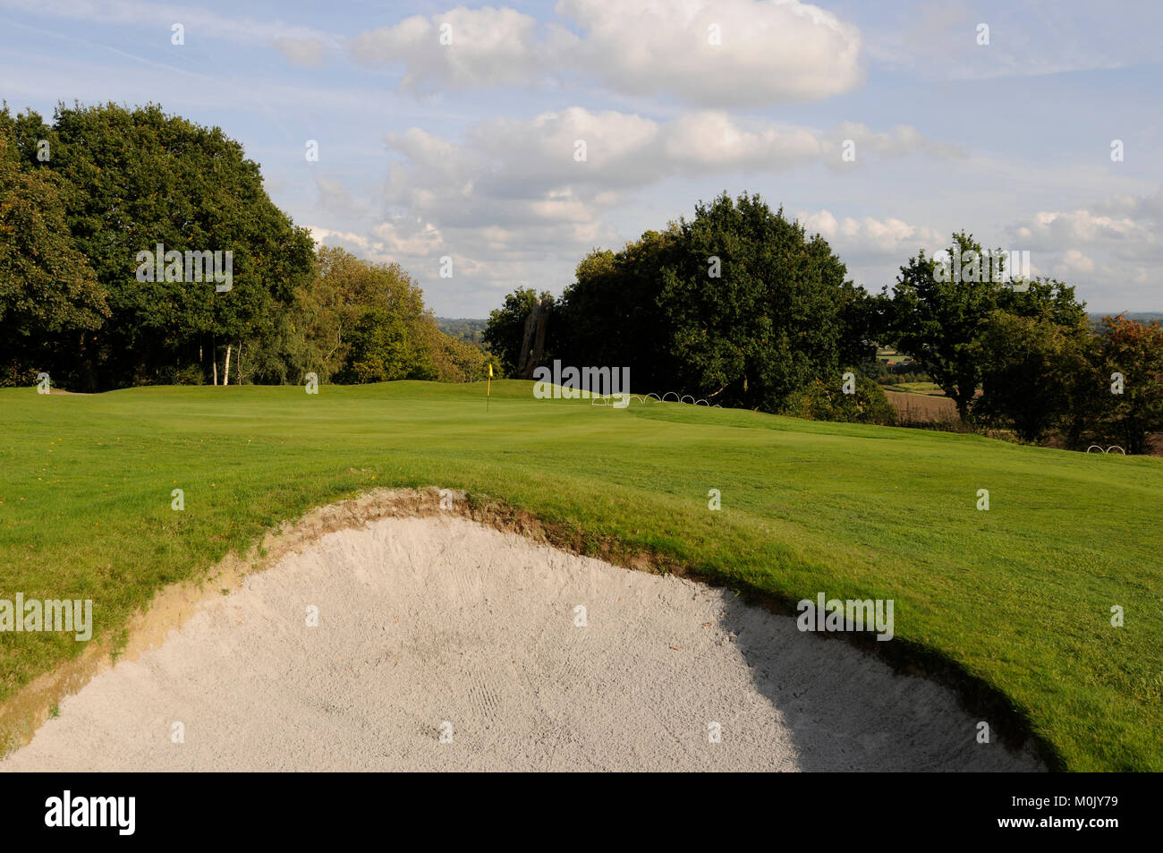 Vista su greenside bunker al 3 Verde e la campagna circostante ,Betchworth Park Golf Club, Surrey, Inghilterra Foto Stock