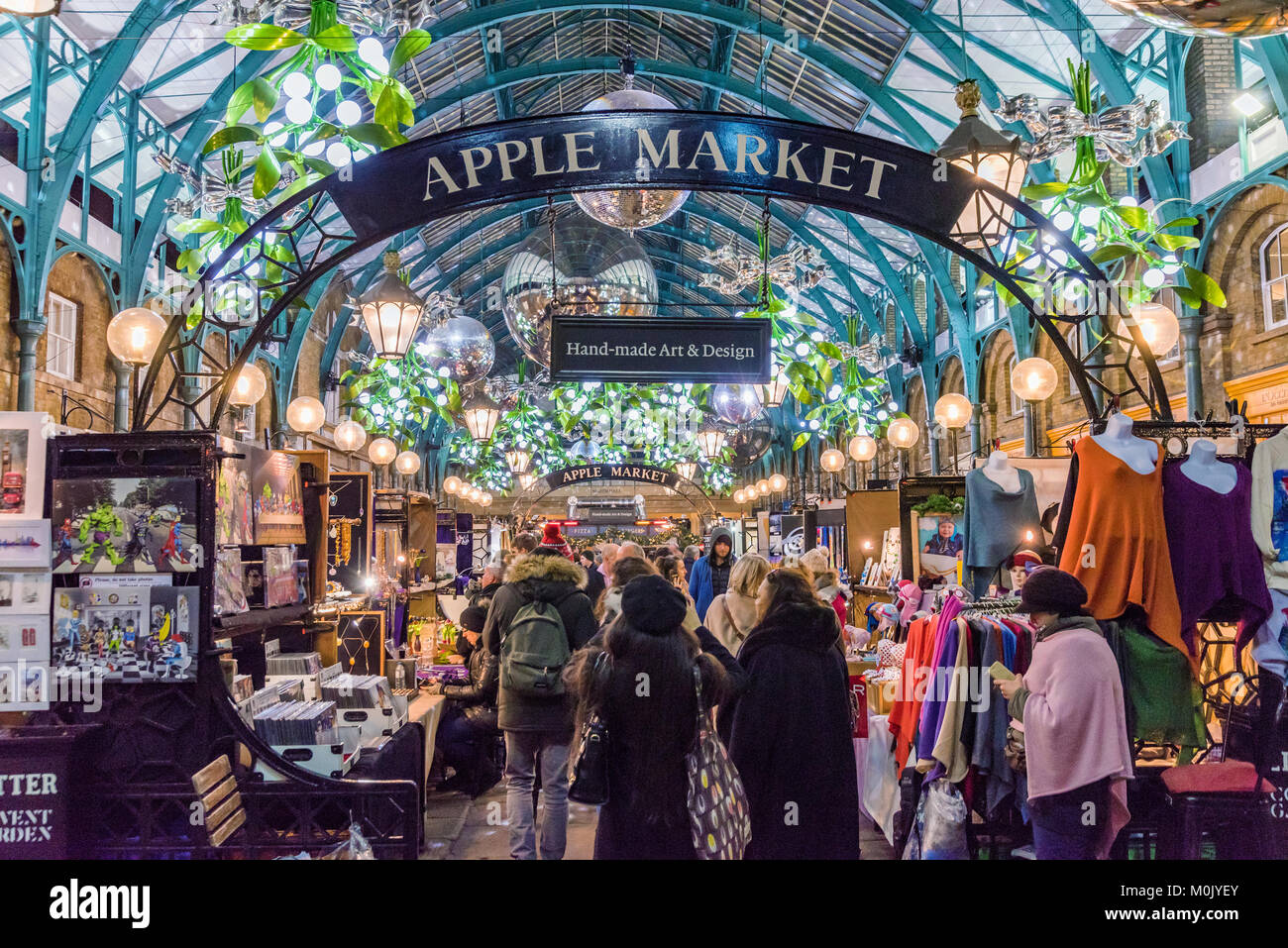 LONDON, Regno Unito - 06 dicembre: Questo è il mercato delle mele che è un mercato popolare di arte e oggetti di design in Covent Garden area su dicembre 06, 20 Foto Stock