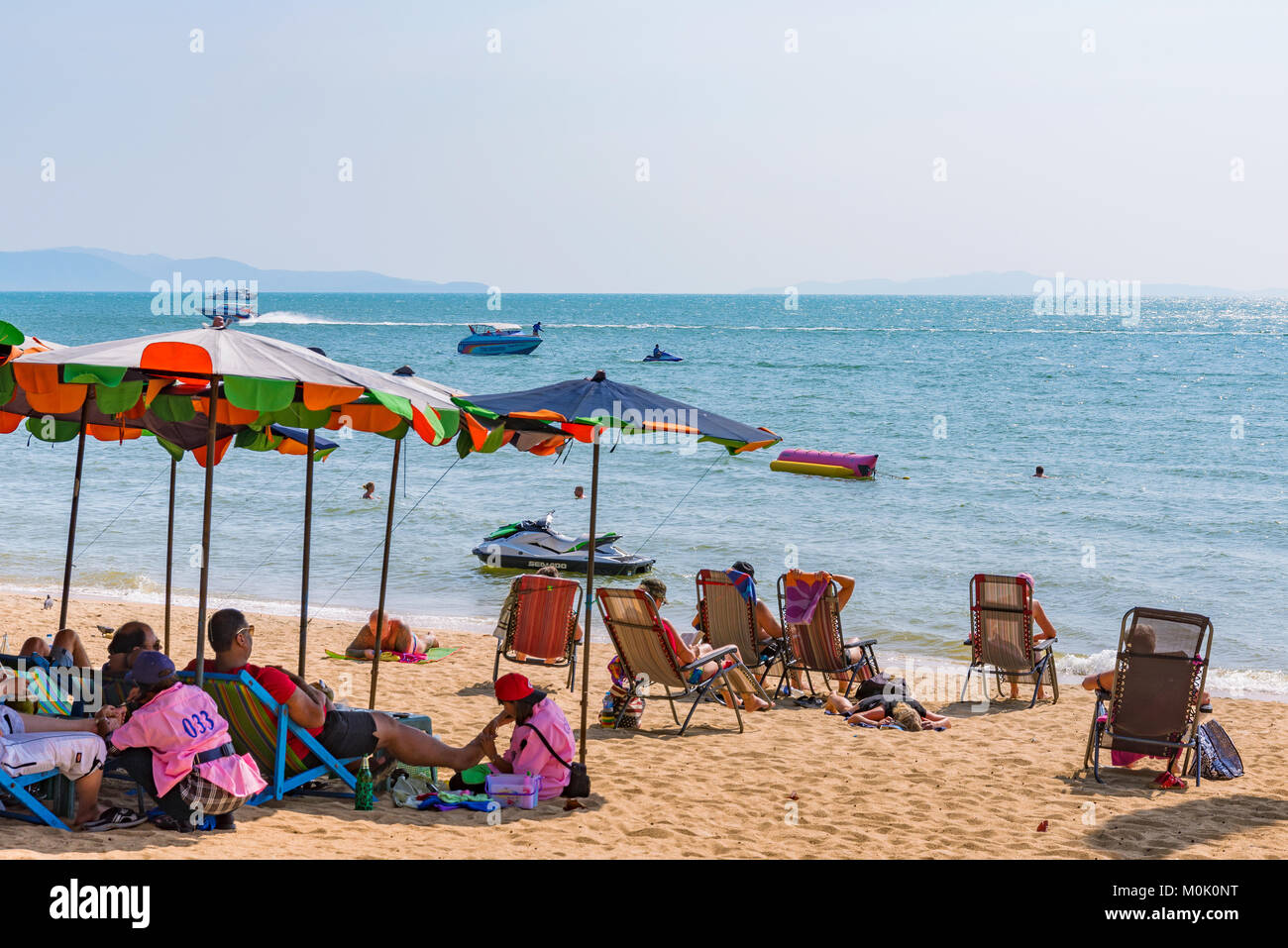 PATTAYA, Thailandia - gennaio 24: si tratta di Jomtien Beach, una spiaggia molto popolare per i turisti e la gente del posto su gennaio 24, 2017 in Pattaya Foto Stock