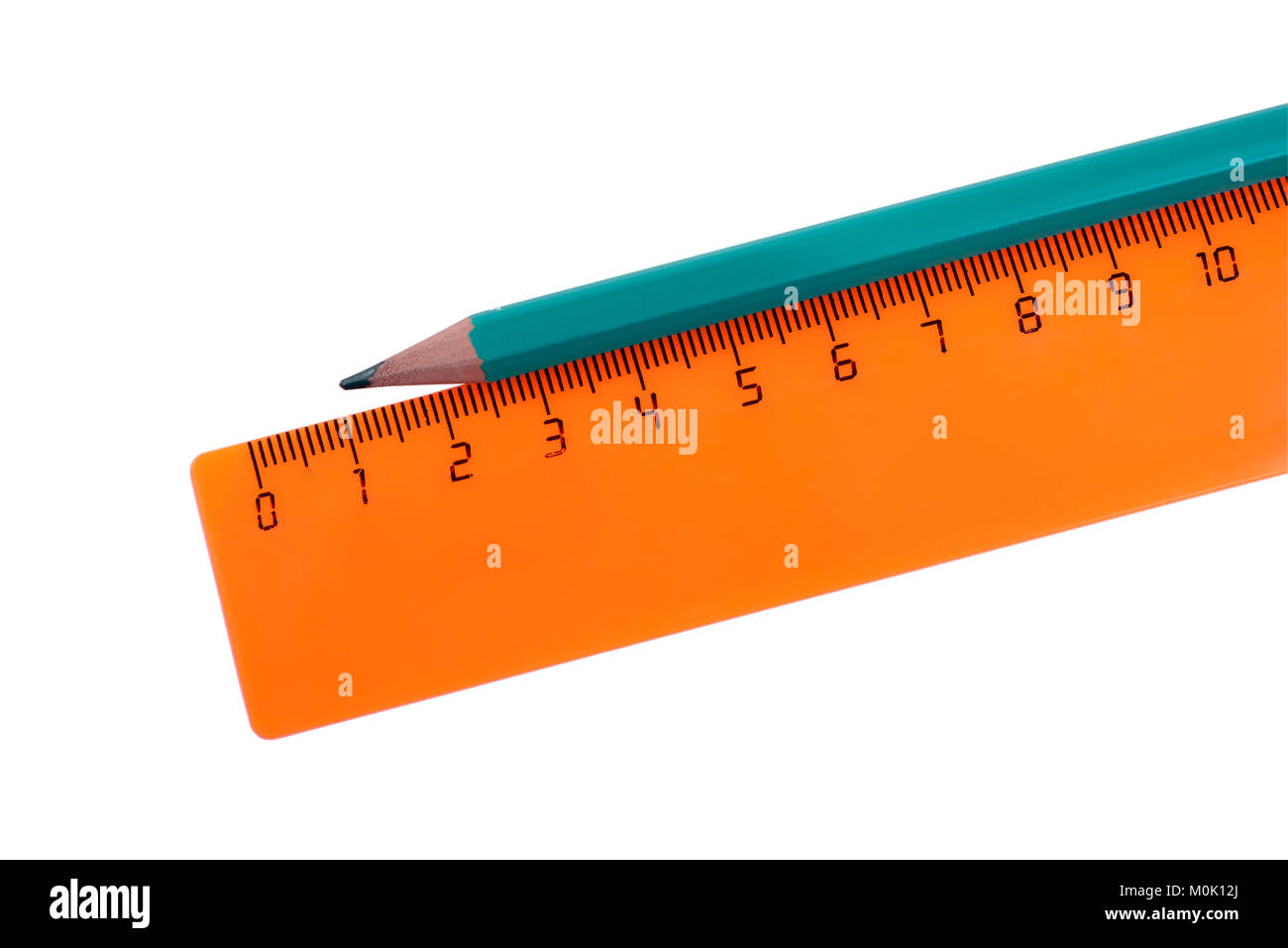 Righello e matita vicino isolata sul bianco Foto stock - Alamy