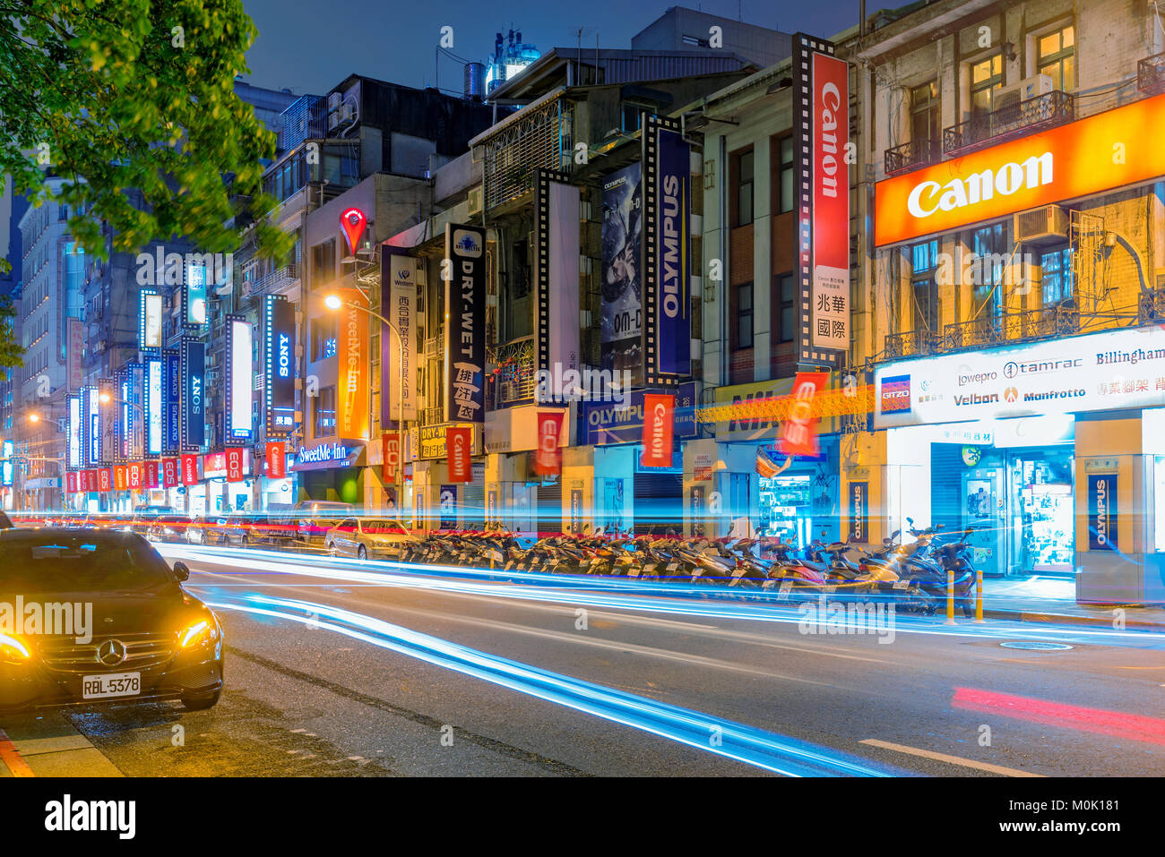 TAIPEI, Taiwan - 18 Aprile: si tratta di una fotocamera famosa strada dello shopping nella zona del centro cittadino di Taipei il 18 aprile 2016 in Taipei Foto Stock