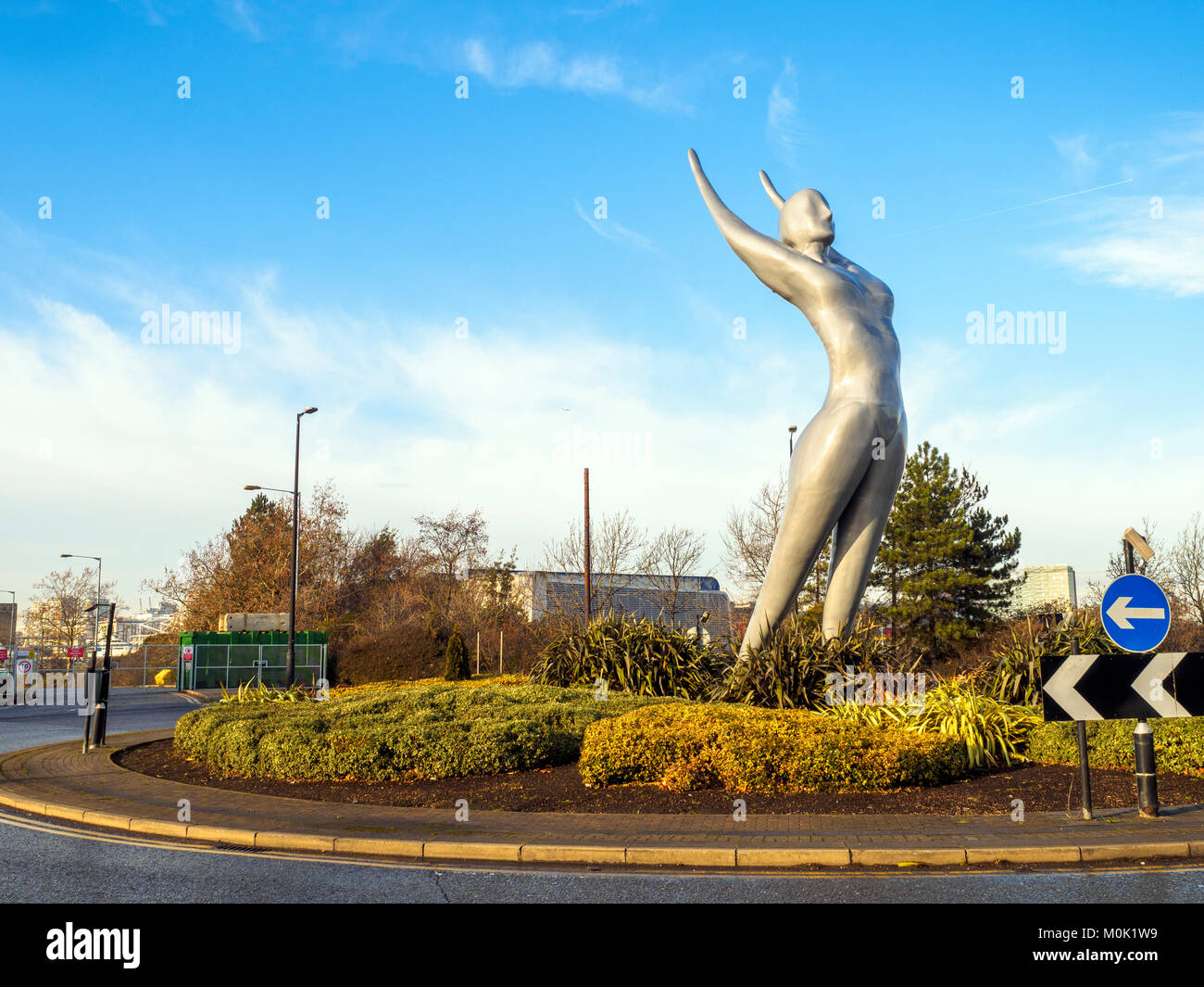 Una statua di bronzo di Athena per artista Nasser Azam vicino al London City Airport in Silvertown, East London Foto Stock