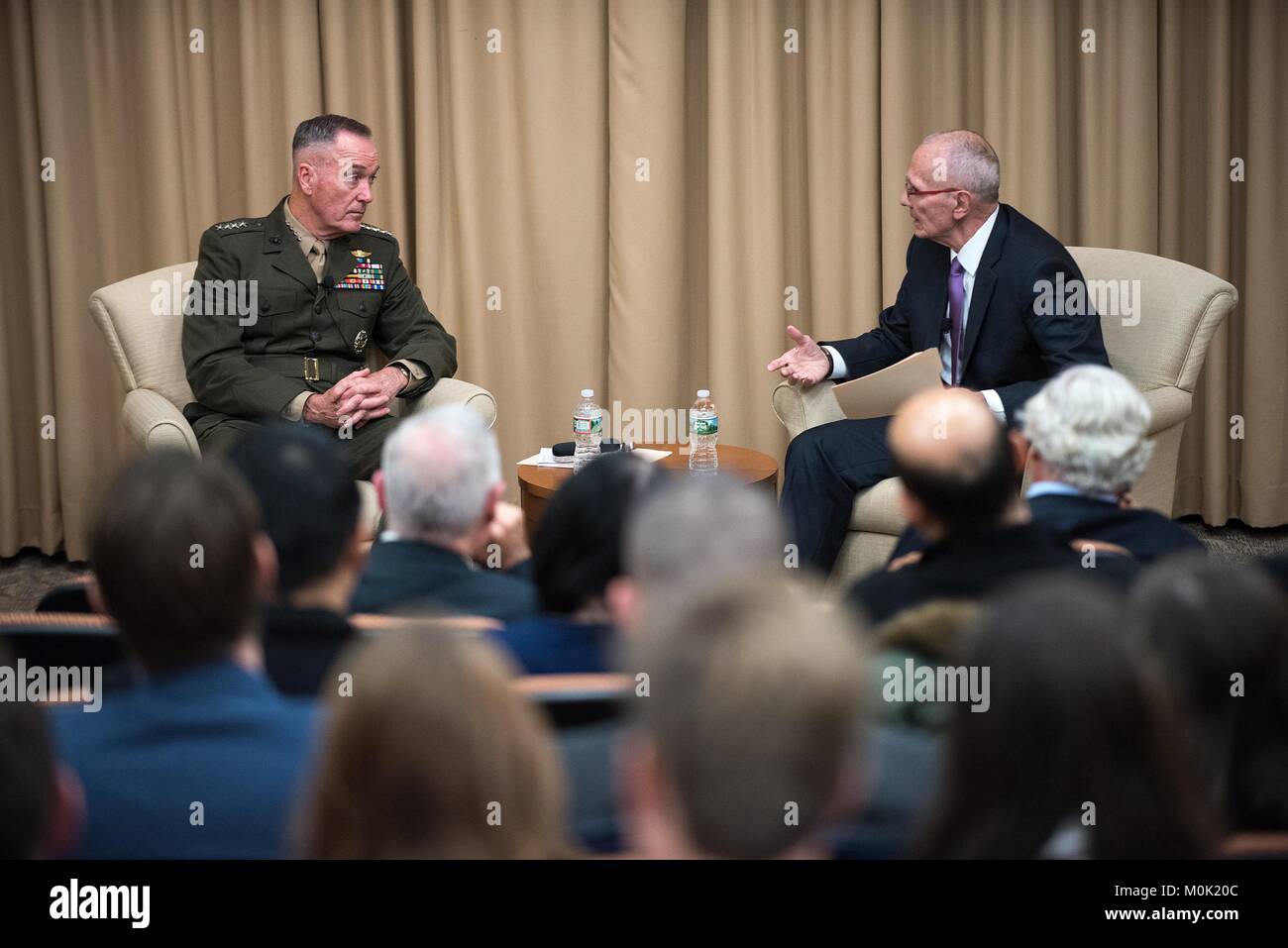 Stati Uniti Comune di capi di Stato Maggiore Presidente Giuseppe Dunford (sinistra) parla di Tufts University Politica Internazionale il Professor Richard Shultz presso la Tufts University Fletcher School of Law e la diplomazia Novembre 14, 2017 in Medford, Massachusetts. Foto Stock
