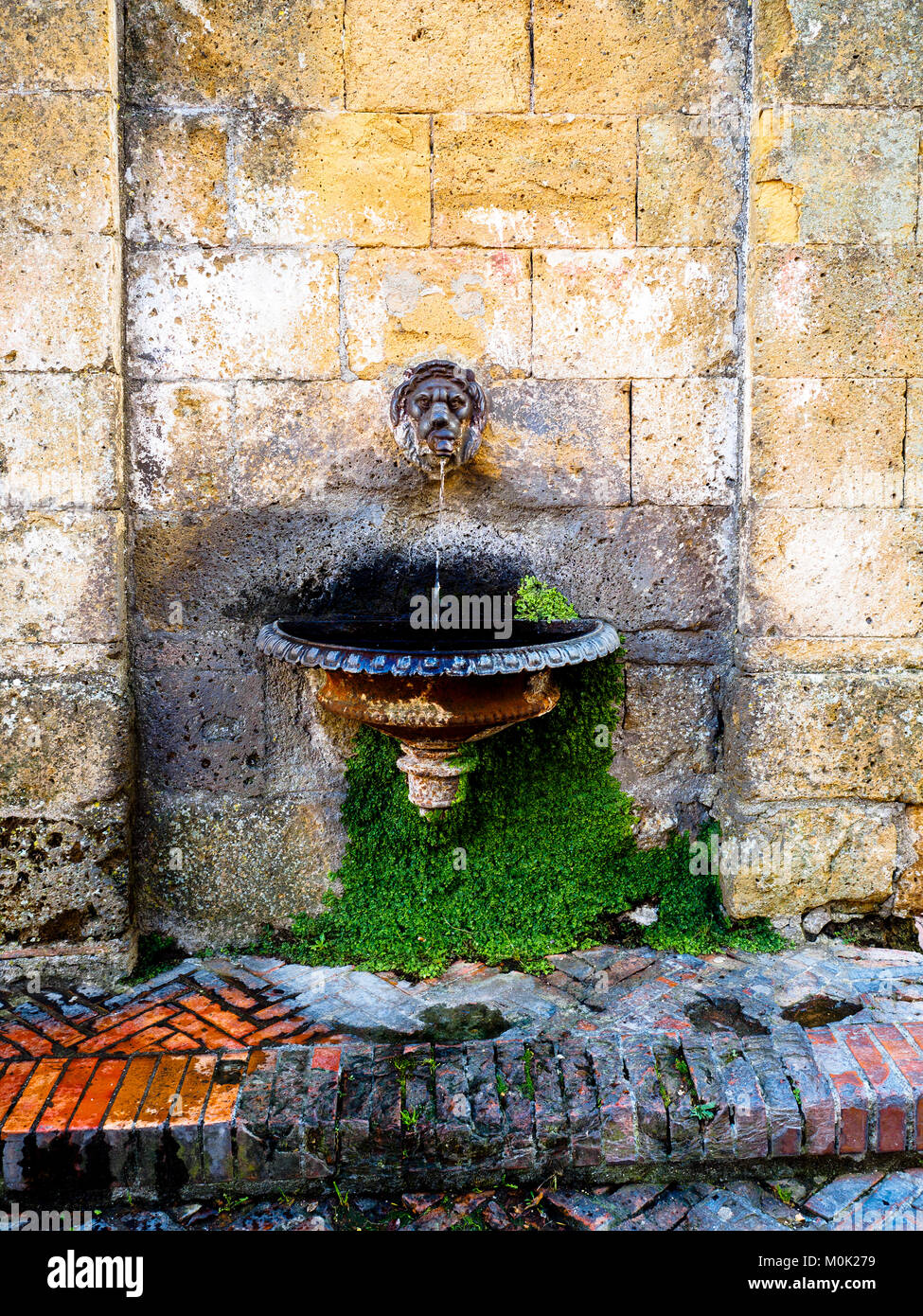Fontana nella città medievale di Sovana - Toscana, Italia Foto Stock