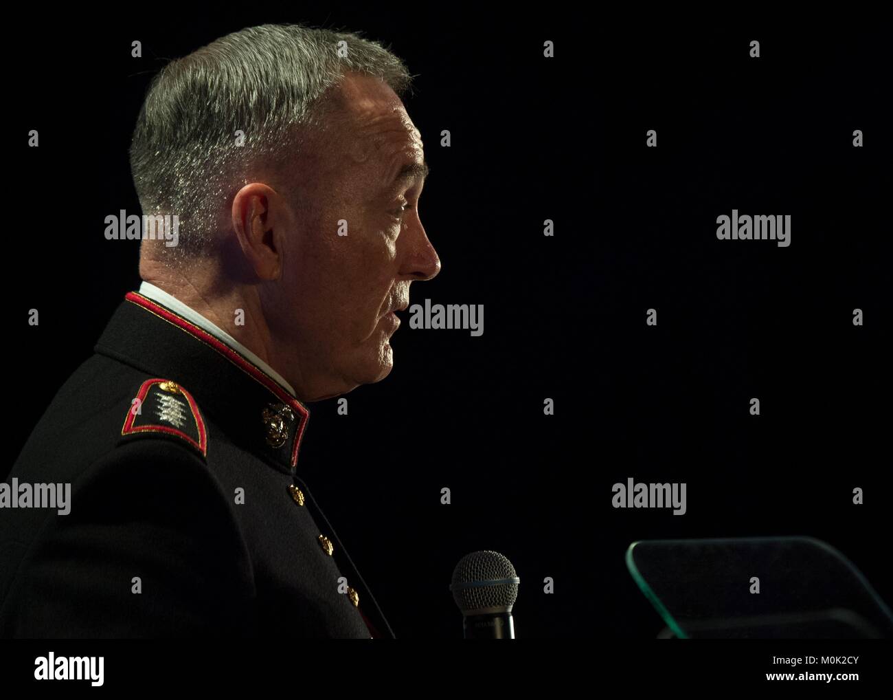 Stati Uniti Comune di capi di Stato Maggiore Presidente Giuseppe Dunford parla durante la se non me allora chi Gala presso la Union League of Philadelphia Dicembre 7, 2017 a Philadelphia, Pennsylvania. Foto Stock