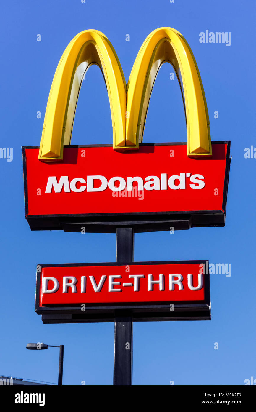 McDonald drive-thru sign in London, England, Regno Unito, Gran Bretagna Foto Stock