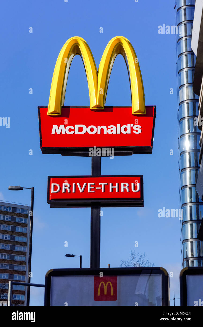McDonald drive-thru sign in London, England, Regno Unito, Gran Bretagna Foto Stock