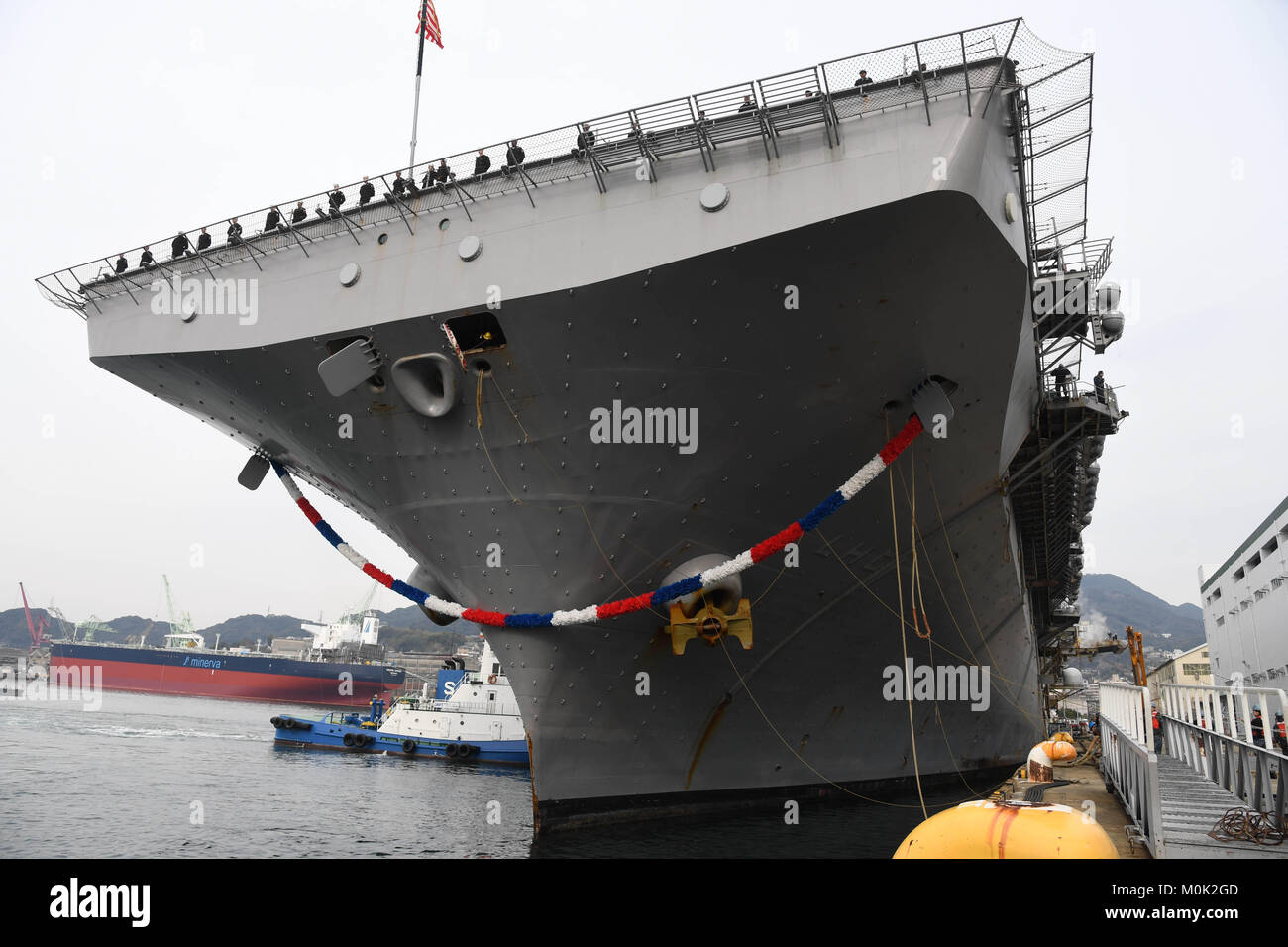 Gli Stati Uniti Navy Wasp-classe assalto anfibio nave USS Wasp arriva a le attività della flotta Sasebo Gennaio 14, 2018 a Sasebo, Giappone. Foto Stock