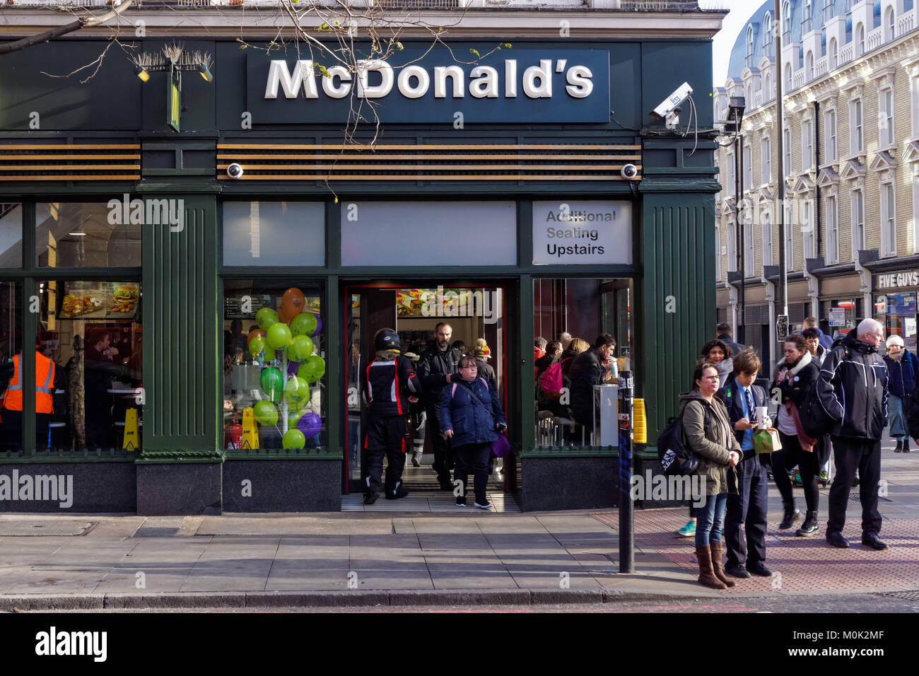 Ristorante McDonald's in King's Cross, Londra England Regno Unito Regno Unito Foto Stock