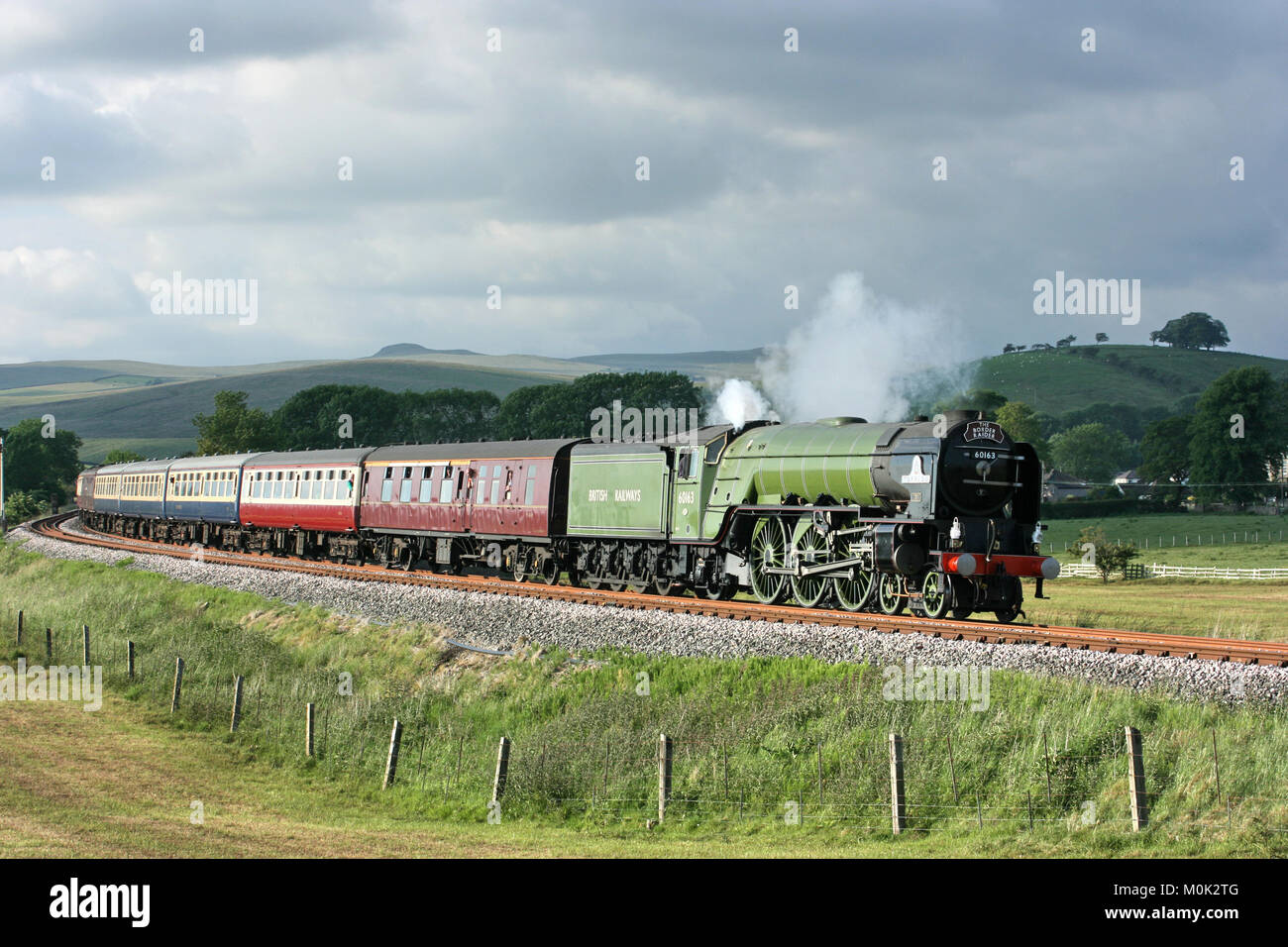 A1 locomotiva a vapore Tornado con un Carlisle a Crewe Railtour - Hellifield, nello Yorkshire, Regno Unito - 24 giugno 2010 Foto Stock