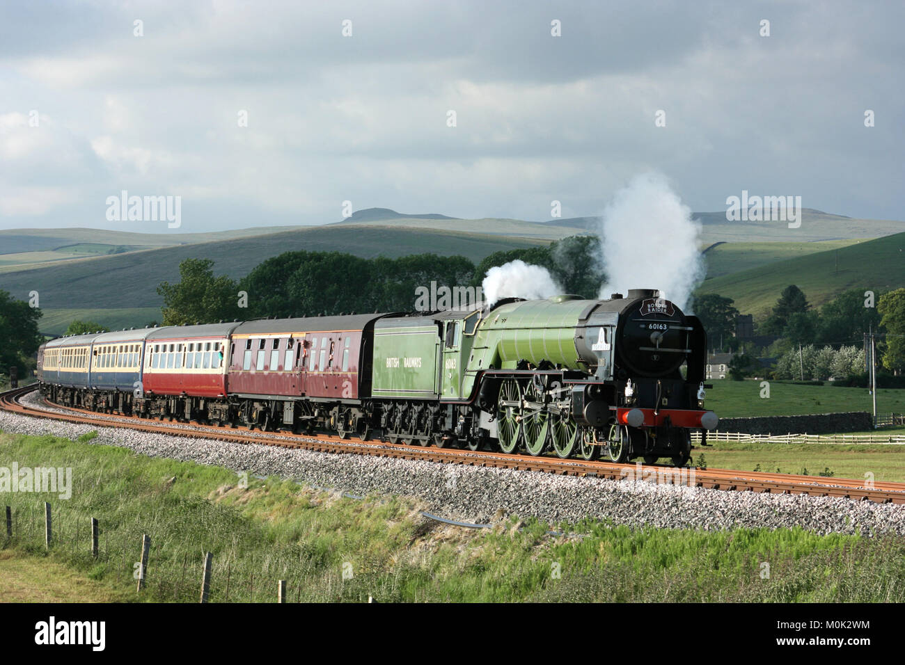 A1 locomotiva a vapore Tornado con un Carlisle a Crewe Railtour - Hellifield, nello Yorkshire, Regno Unito - 24 giugno 2010 Foto Stock
