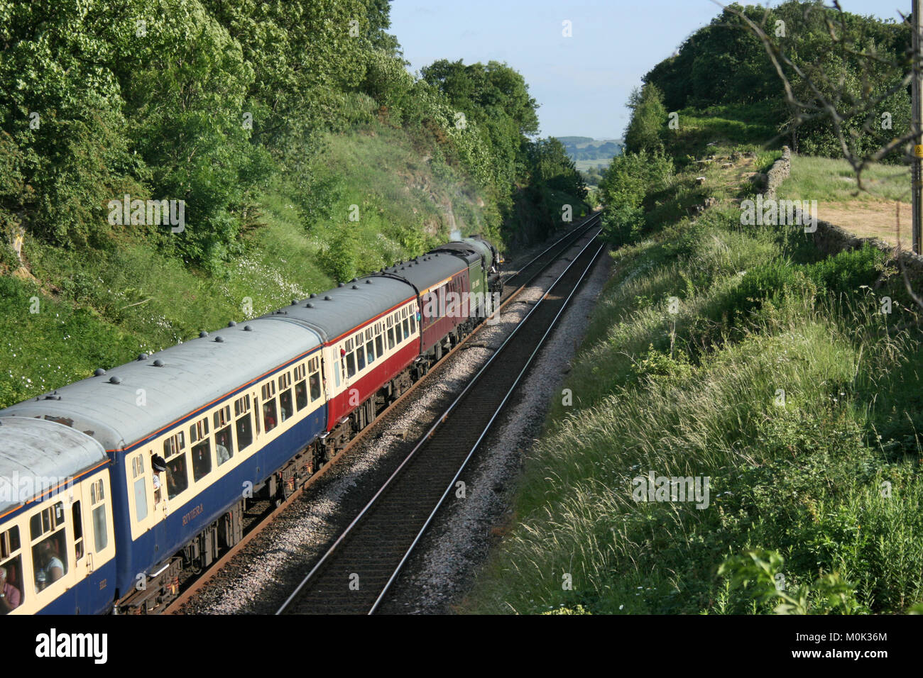 A1 locomotiva a vapore Tornado con un Carlisle a Crewe Railtour - Settle Junction, Yorkshire, Regno Unito - 24 giugno 2010 Foto Stock