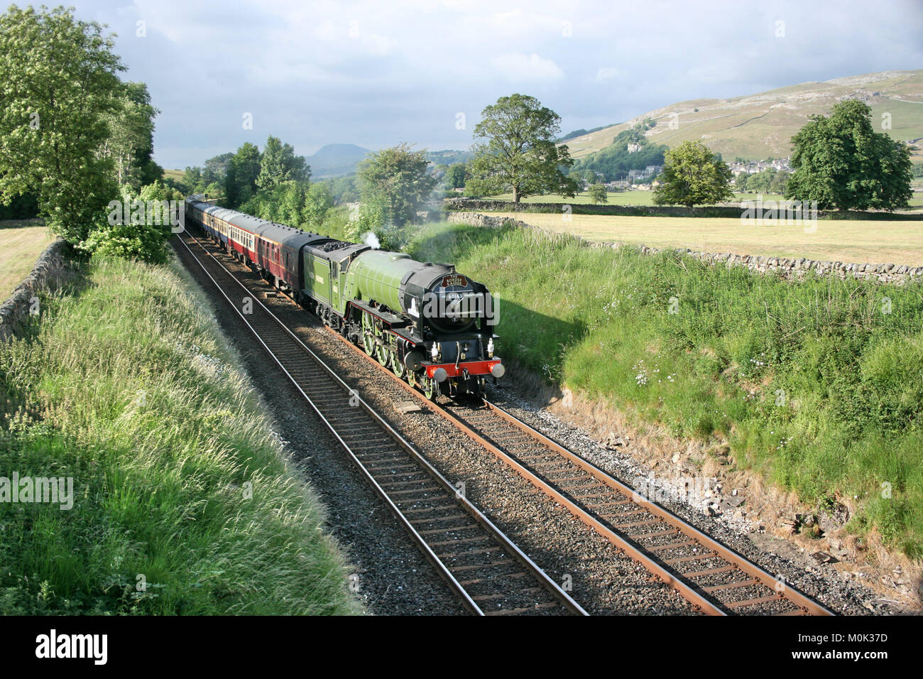 A1 locomotiva a vapore Tornado con un Carlisle a Crewe Railtour - Settle Junction, Yorkshire, Regno Unito - 24 giugno 2010 Foto Stock