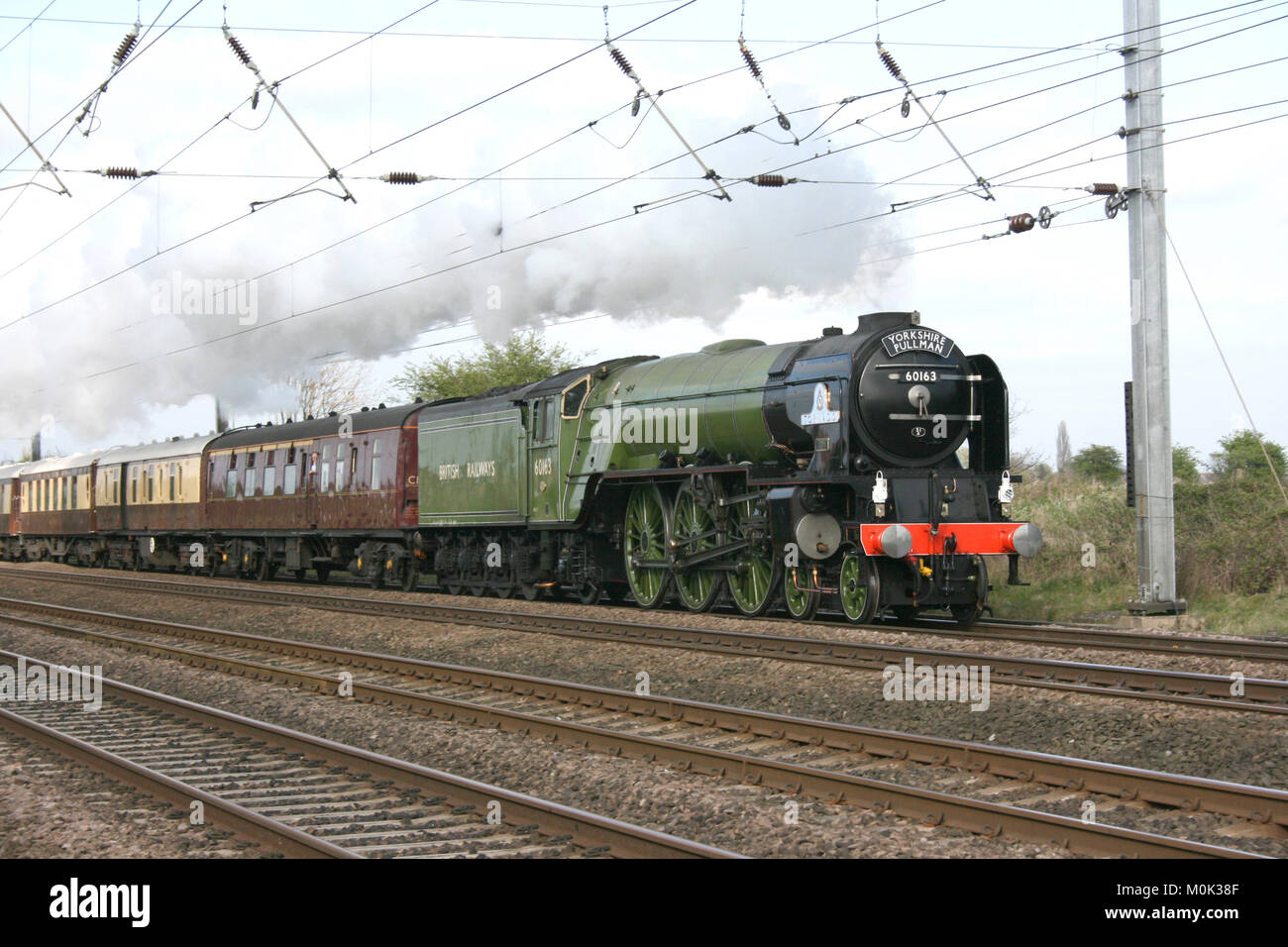 A1 locomotiva a vapore Tornado su un pullman dello Yorkshire charer - Copmanthorpe, nello Yorkshire, Regno Unito - 18 Aprile 2009 Foto Stock