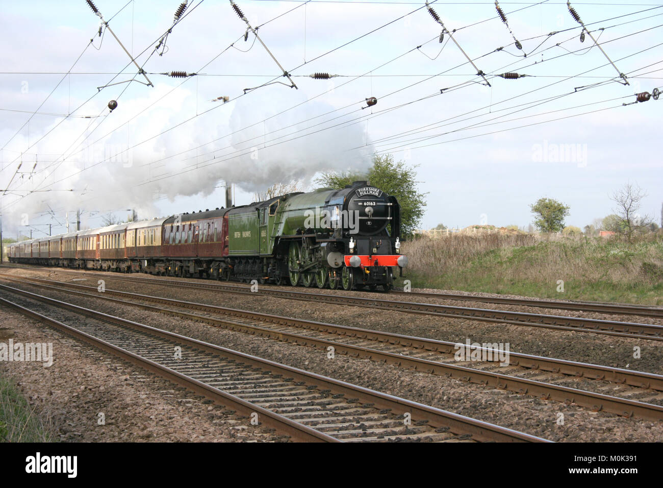 A1 locomotiva a vapore Tornado su un pullman dello Yorkshire charer - Copmanthorpe, nello Yorkshire, Regno Unito - 18 Aprile 2009 Foto Stock