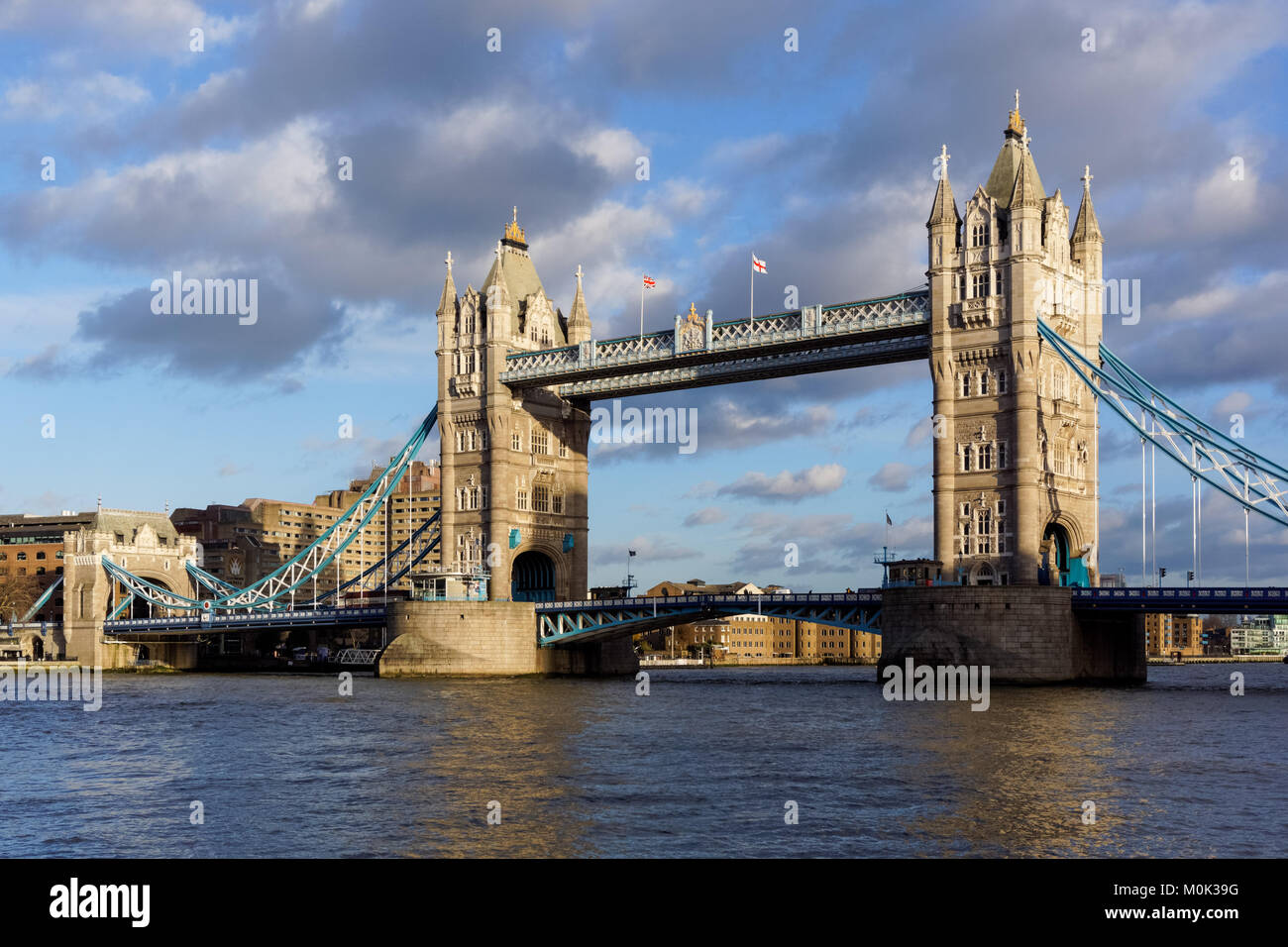 Il Tower Bridge sul fiume Tamigi a Londra England Regno Unito Regno Unito Foto Stock