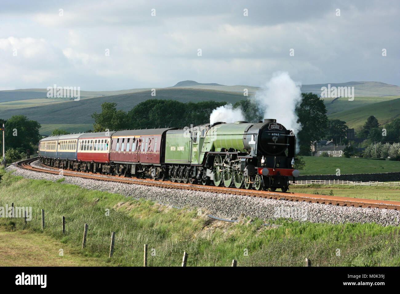 A1 locomotiva a vapore Tornado con un Carlisle a Crewe Railtour - Hellifield, nello Yorkshire, Regno Unito - 24 giugno 2010 Foto Stock