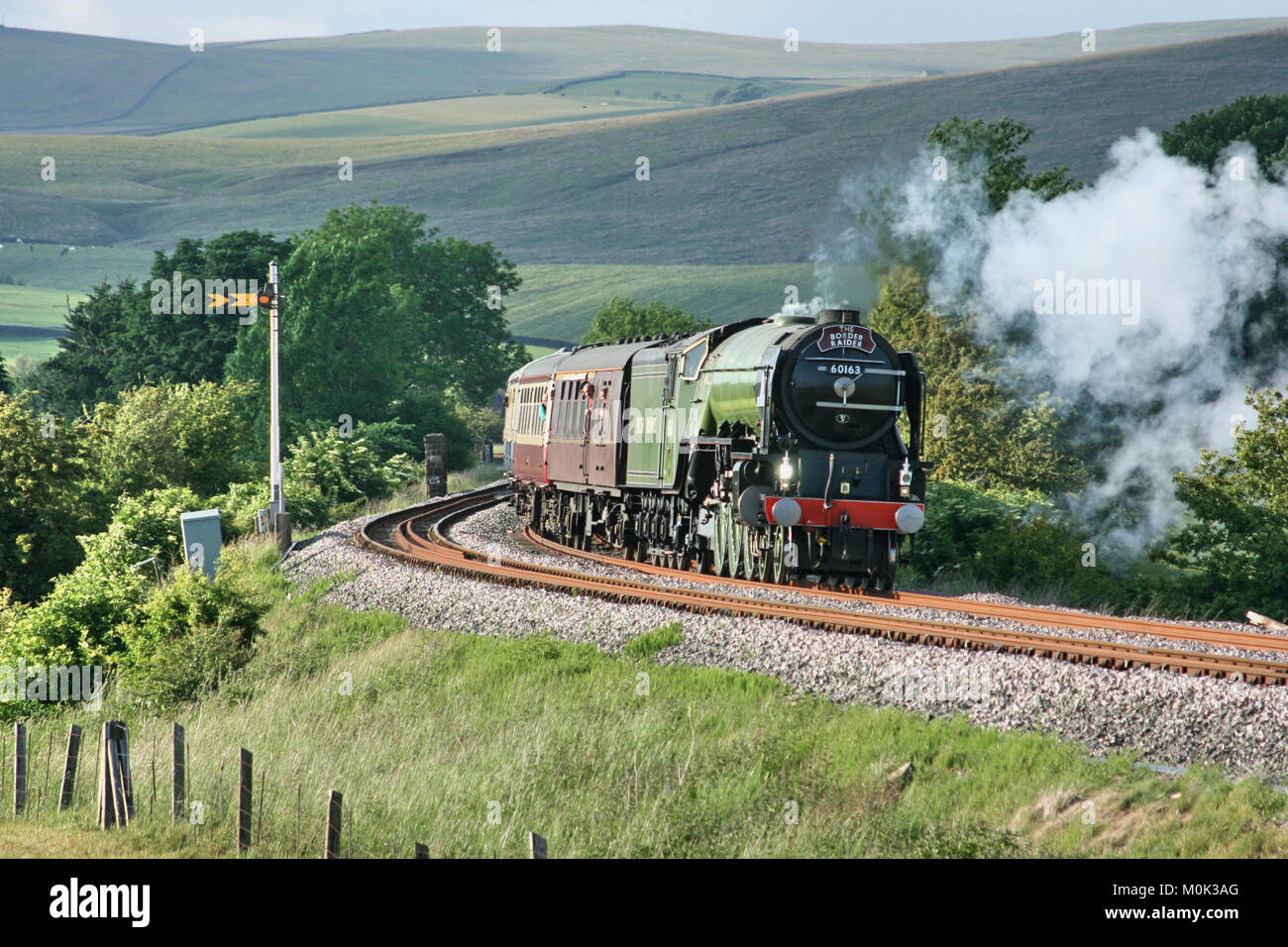 A1 locomotiva a vapore Tornado con un Carlisle a Crewe Railtour - Hellifield, nello Yorkshire, Regno Unito - 24 giugno 2010 Foto Stock