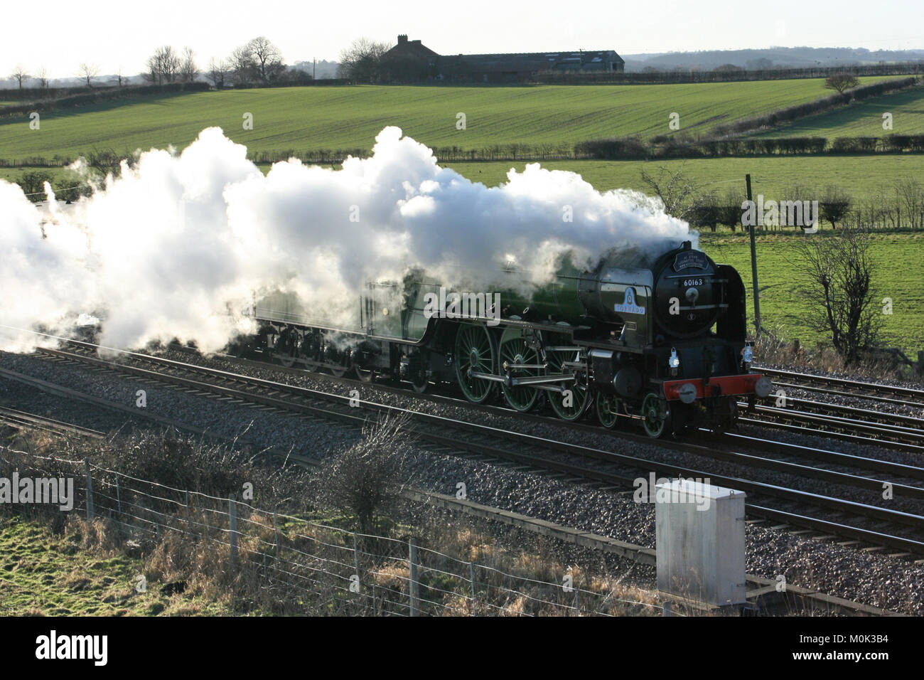 A1 locomotiva a vapore Tornado su una corsa di prova con supporto pullman - Colton Junction, Yorkshire, Regno Unito - 30 Gennaio 2010 Foto Stock