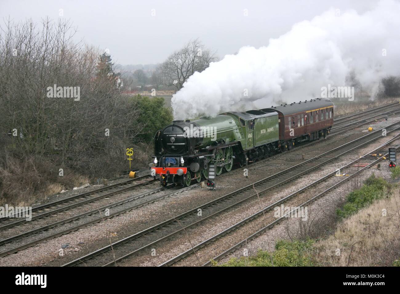 A1 locomotiva a vapore Tornado su una corsa di prova con supporto pullman - Monk Fryston, nello Yorkshire, Regno Unito - 28 Gennaio 2009 Foto Stock