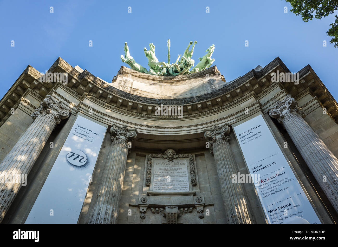 Parigi, Francia - 21 Maggio 2017: l'angolo sud della facciata principale del Grand Palais è sovrastati da una scultura in rame di una quadriga francese dalla sc Foto Stock