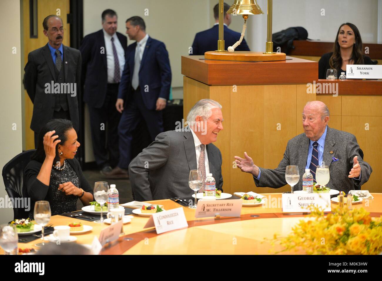 Ex U.S. Il segretario di Stato Condoleezza Rice (sinistra), U.S. Il segretario di Stato Rex Tillerson, ed ex U.S. Il segretario di Stato George Shultz parlare durante un pranzo presso la Stanford University Hoover Institute 17 Gennaio 2018 a Stanford in California. Foto Stock