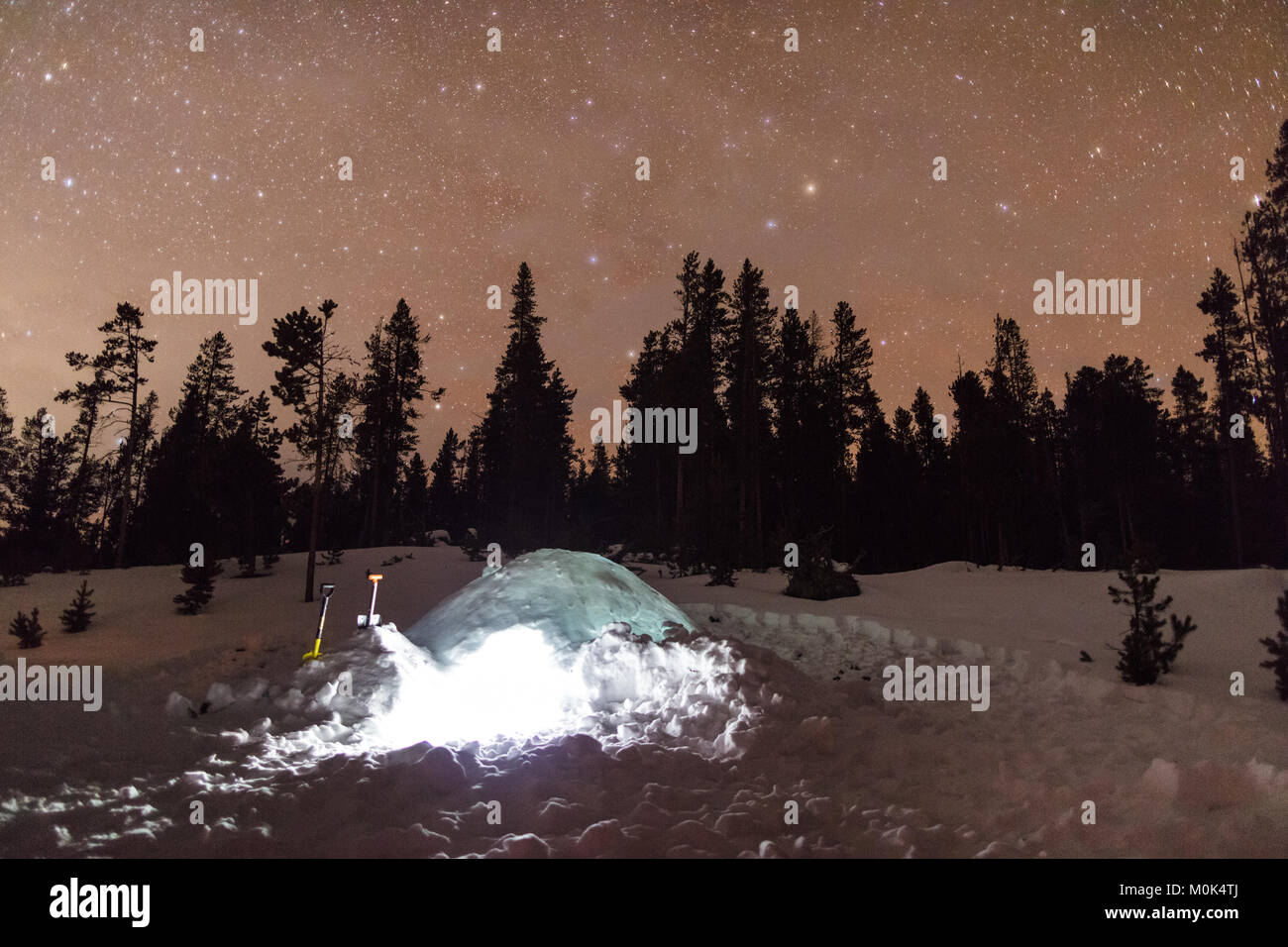 La Via Lattea costellazione di stelle siede nel cielo notturno su un campeggio nevoso presso il Parco Nazionale di Yellowstone in inverno 11 gennaio 2018 in Wyoming. Foto Stock