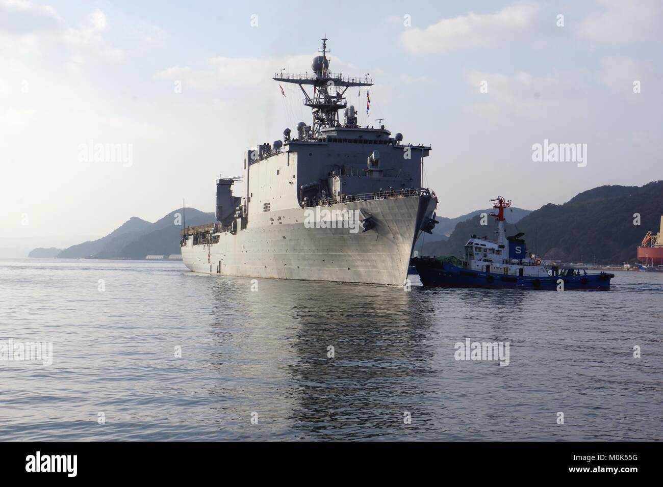 Gli Stati Uniti Navy Whidbey Island-classe dock anfibio sbarco nave USS Germantown partono le attività della flotta Sasebo Gennaio 15, 2013 a Sasebo, Giappone. Foto Stock