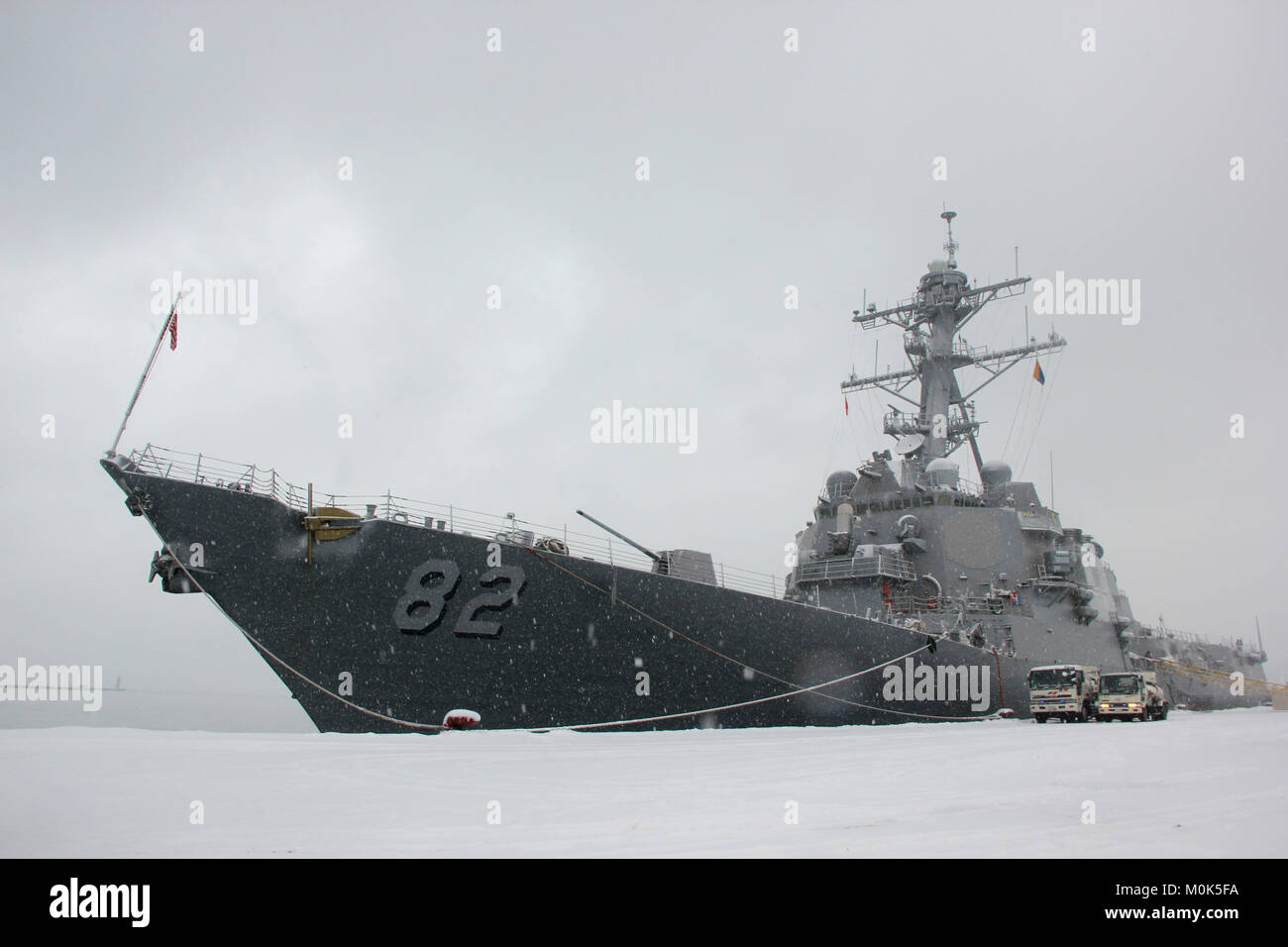 Gli Stati Uniti Navy Arleigh Burke-class guidato-missile destroyer USS Lassen arriva alla luce Febbraio 8, 2013 in Otaru, Giappone. Foto Stock