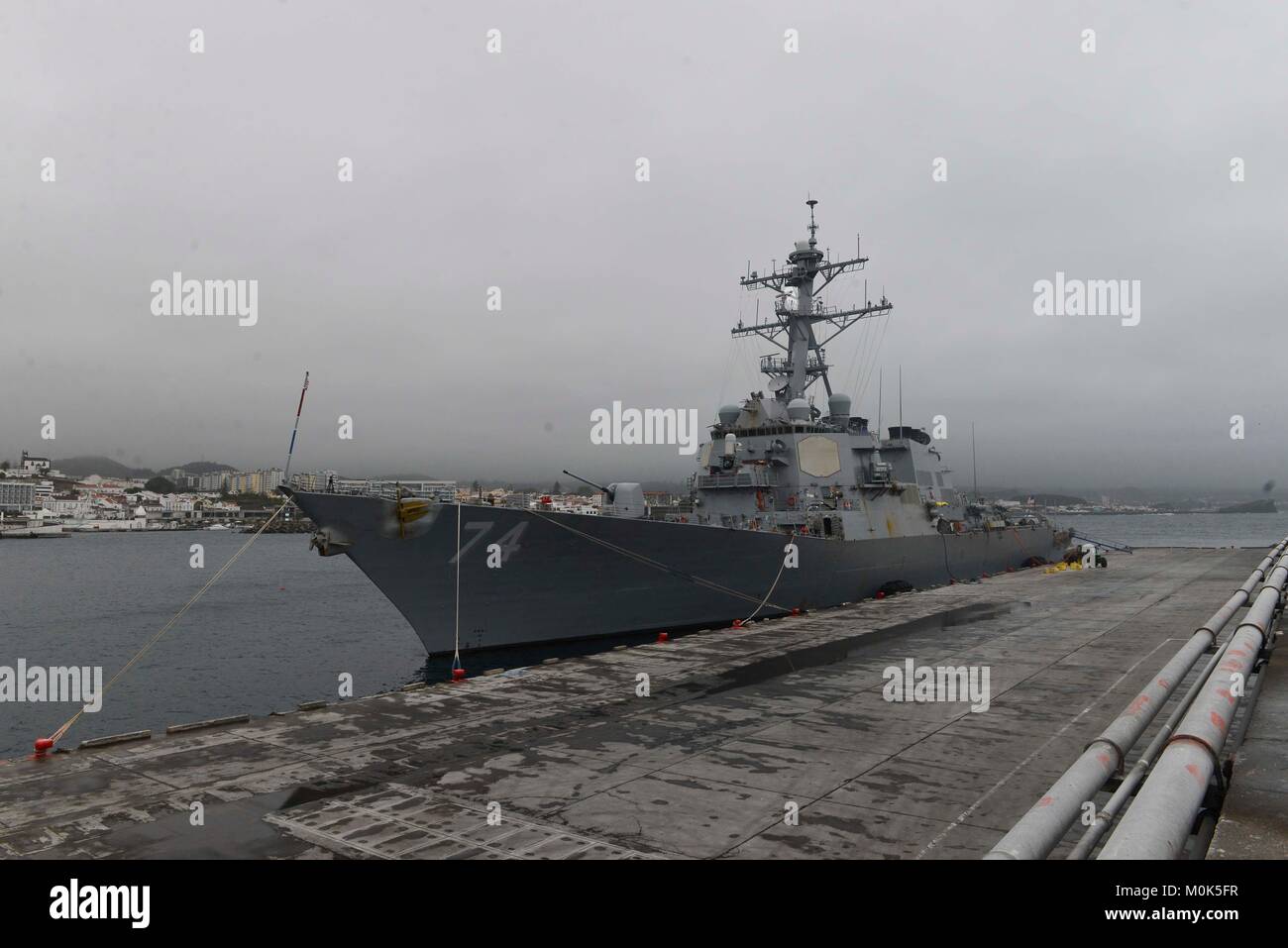 Gli Stati Uniti Navy Arleigh Burke guidato-missile destroyer USS McFaul mori nel porto Aprile 29, 2015 in Ponta Delgada, Portogallo. Foto Stock