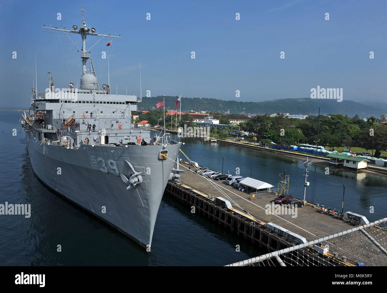 Gli Stati Uniti Navy Emory S. Land-class submarine offerta USS Emory S. Terra mori pierside Ottobre 17, 2012 in Subic Bay, Filippine. Foto Stock