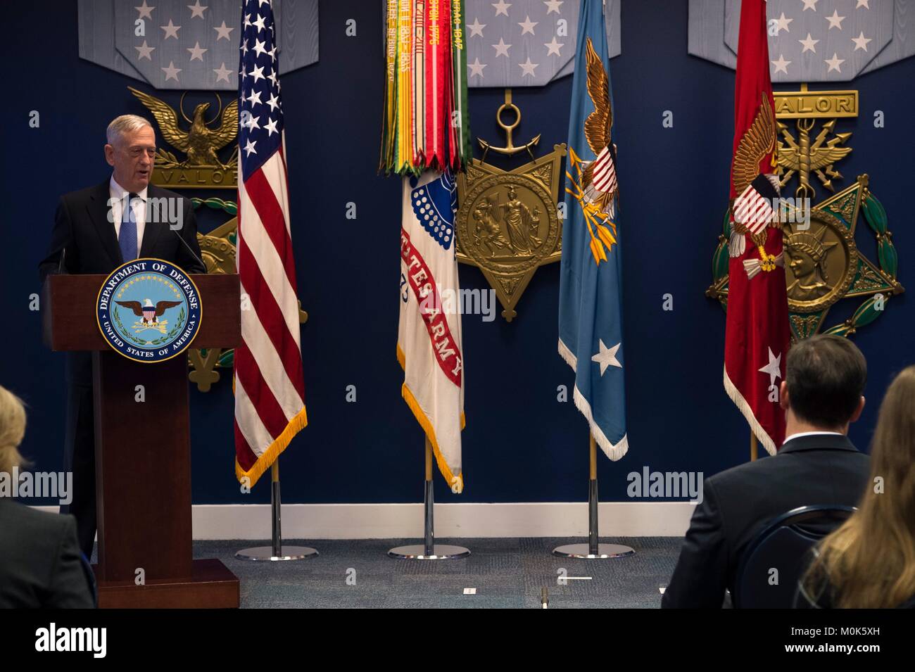 Stati Uniti Il Segretario della Difesa James Mattis parla prima giura formalmente NEGLI STATI UNITI Segretario dell esercito Mark Esper al Pentagono Gennaio 5, 2018 a Washington, DC. Foto Stock