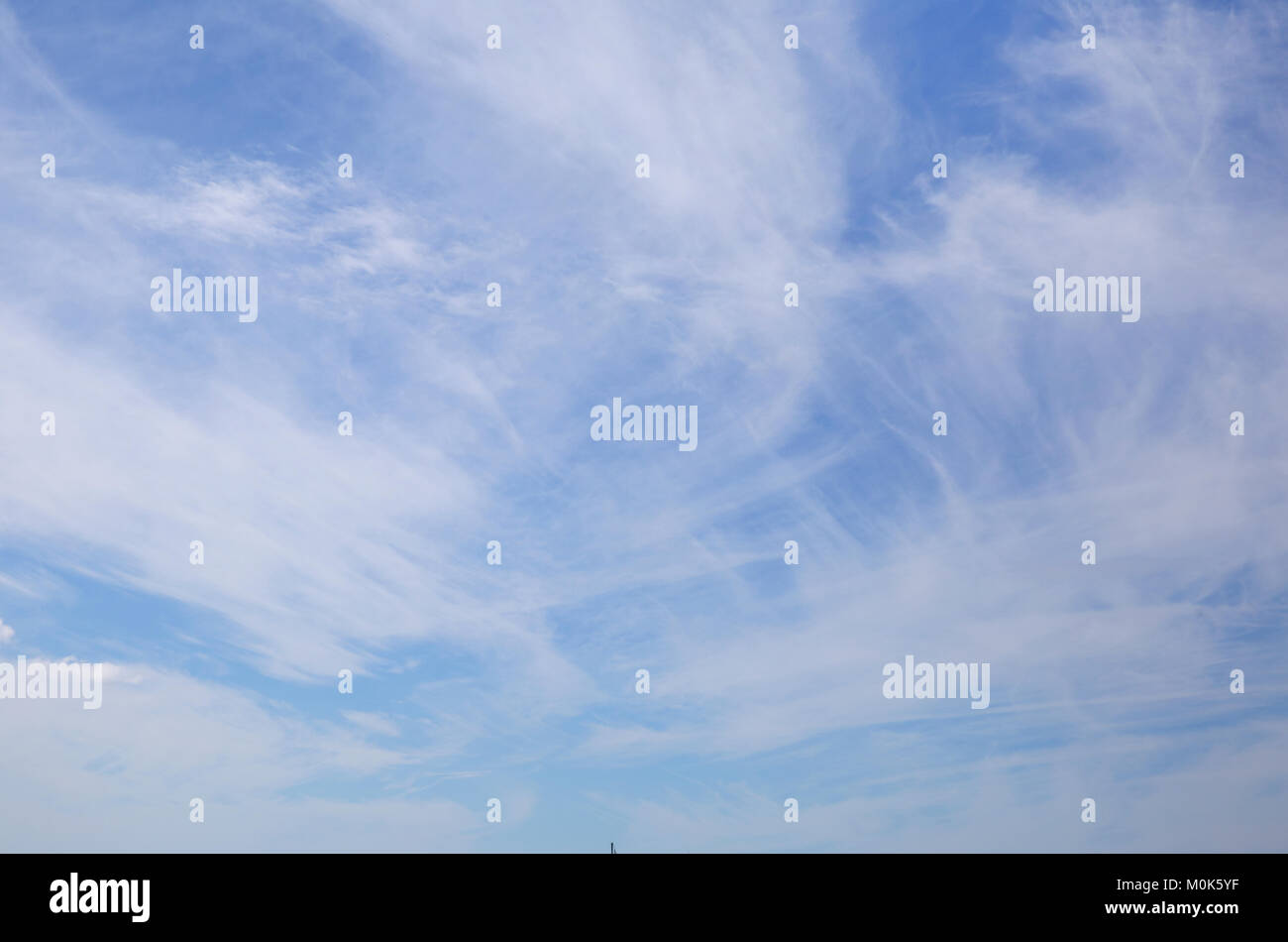 Vibrant Blue sky sfondo con le nuvole Foto Stock