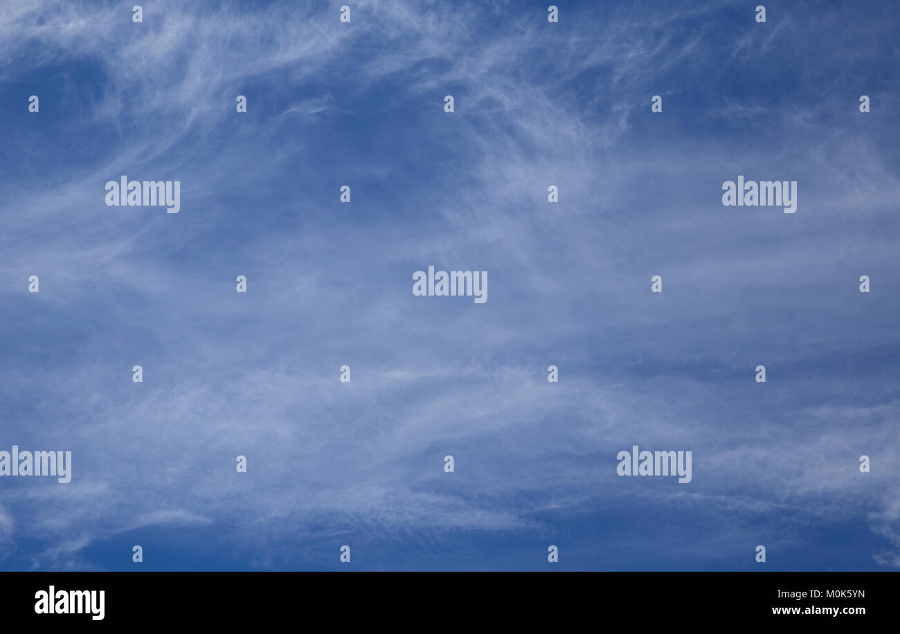 Vibrant Blue sky sfondo con le nuvole Foto Stock