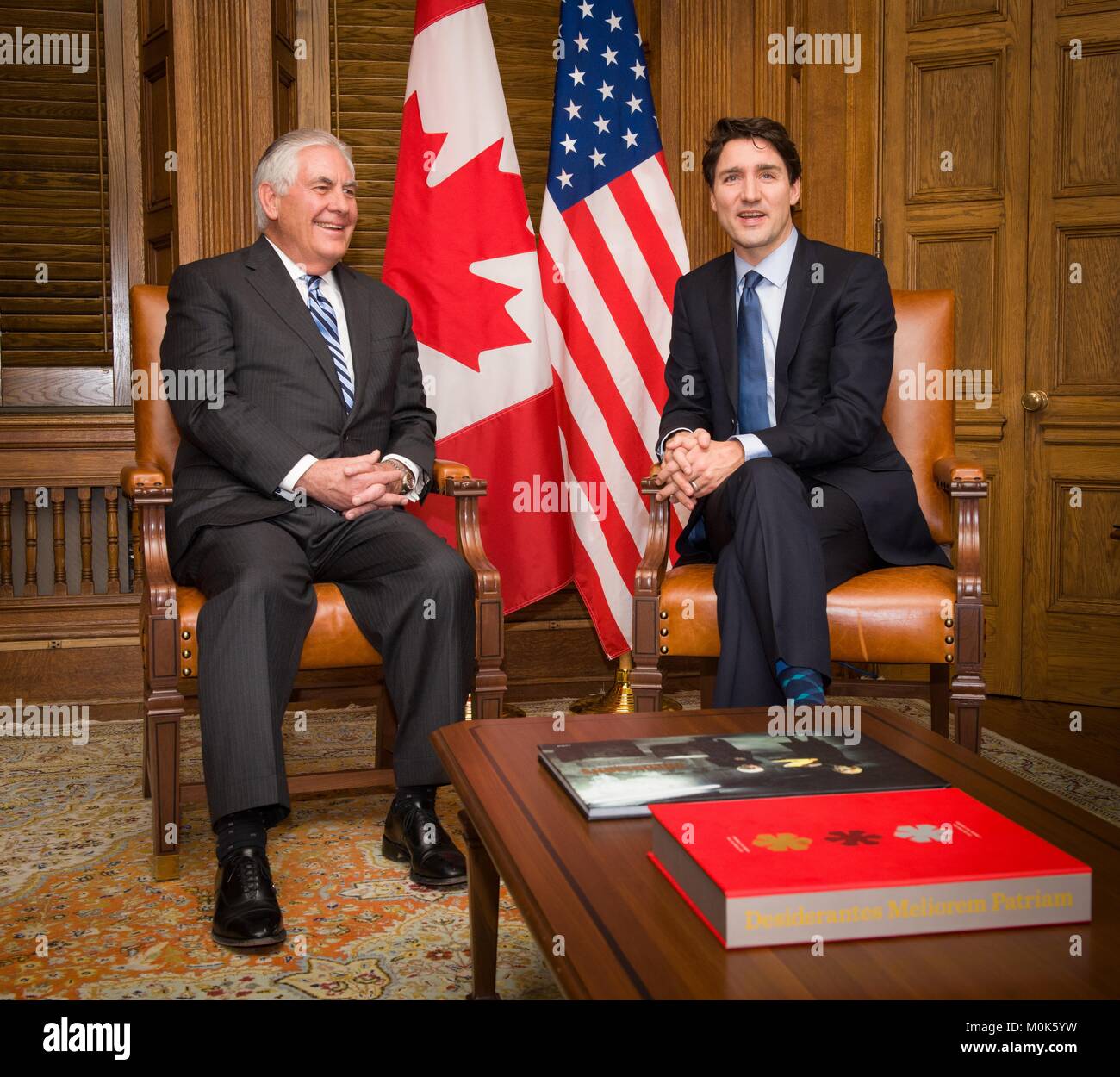 Stati Uniti Il segretario di Stato Rex Tillerson (sinistra) incontra il primo ministro canadese Justin Trudeau alla Collina del Parlamento il 19 dicembre 2017 a Ottawa, Ontario, Canada. Foto Stock