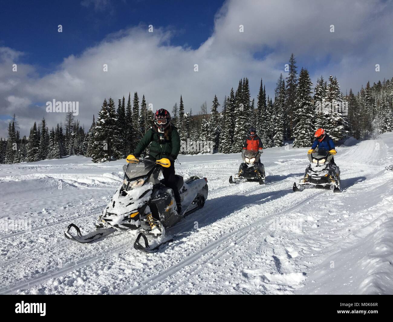 I turisti di marcia motoslitte sulla pietra ollare sentiero passa in inverno presso la Uinta-Wasatch-Cache National Forest Dicembre 28, 2017 in Richmund, Utah. Foto Stock