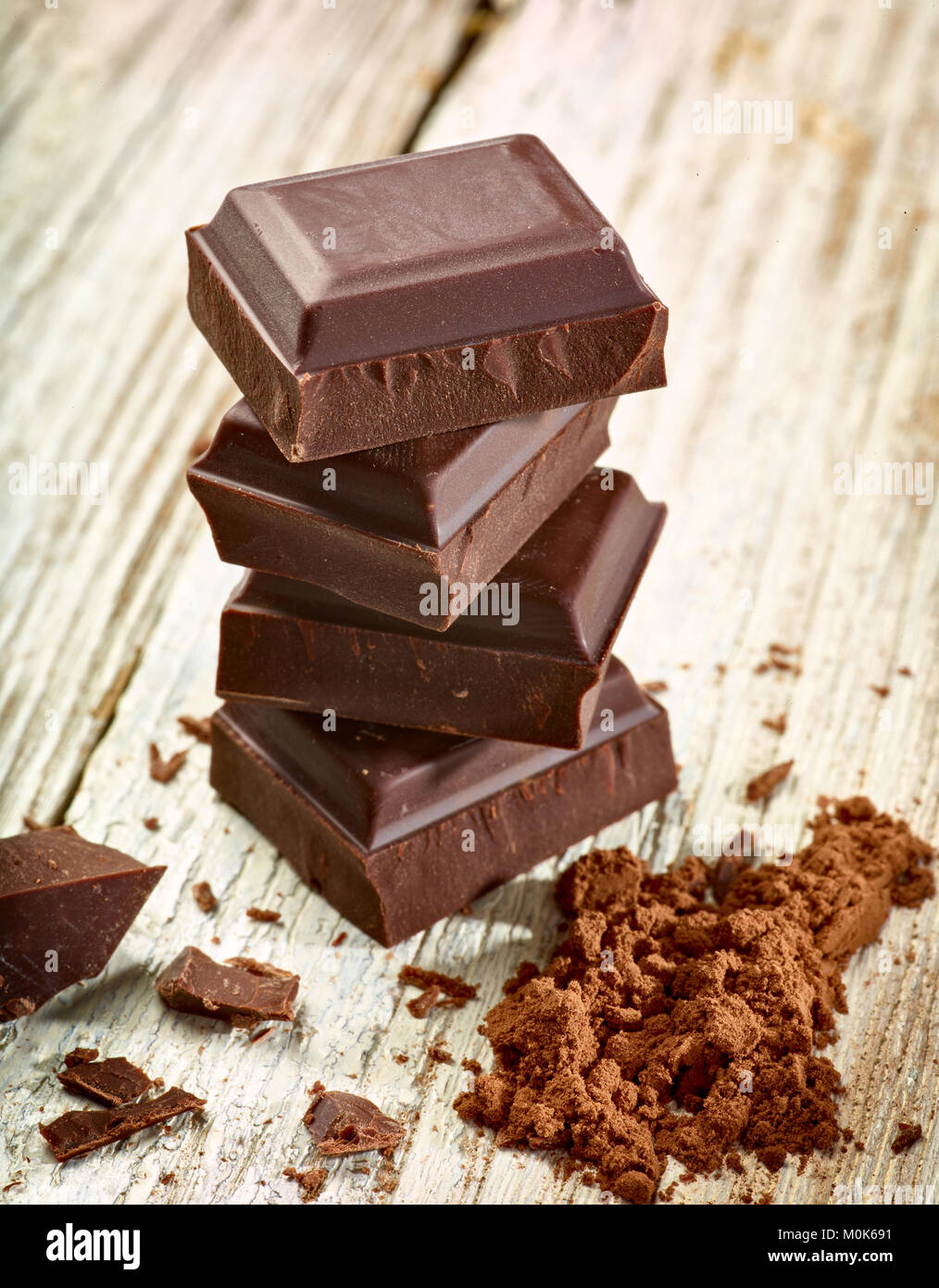 Close up di pezzetti di cioccolato su sfondo di legno Foto Stock