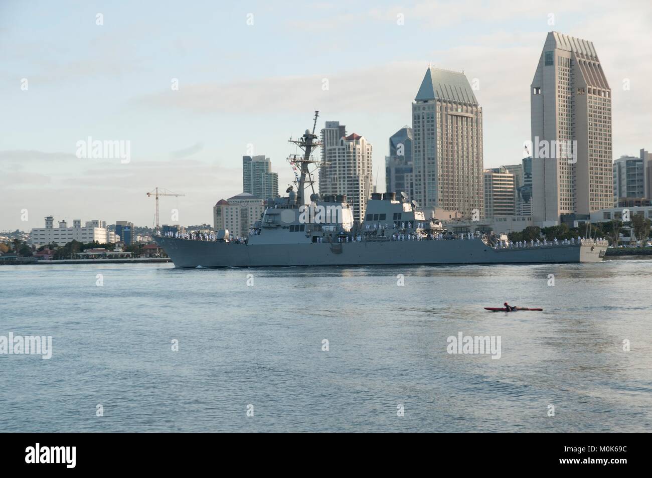 Gli Stati Uniti Navy Arleigh Burke-class guidato-missile destroyer USS John Paul Jones si diparte la Base Navale di San Diego il 6 agosto 2014 a San Diego, California. Foto Stock