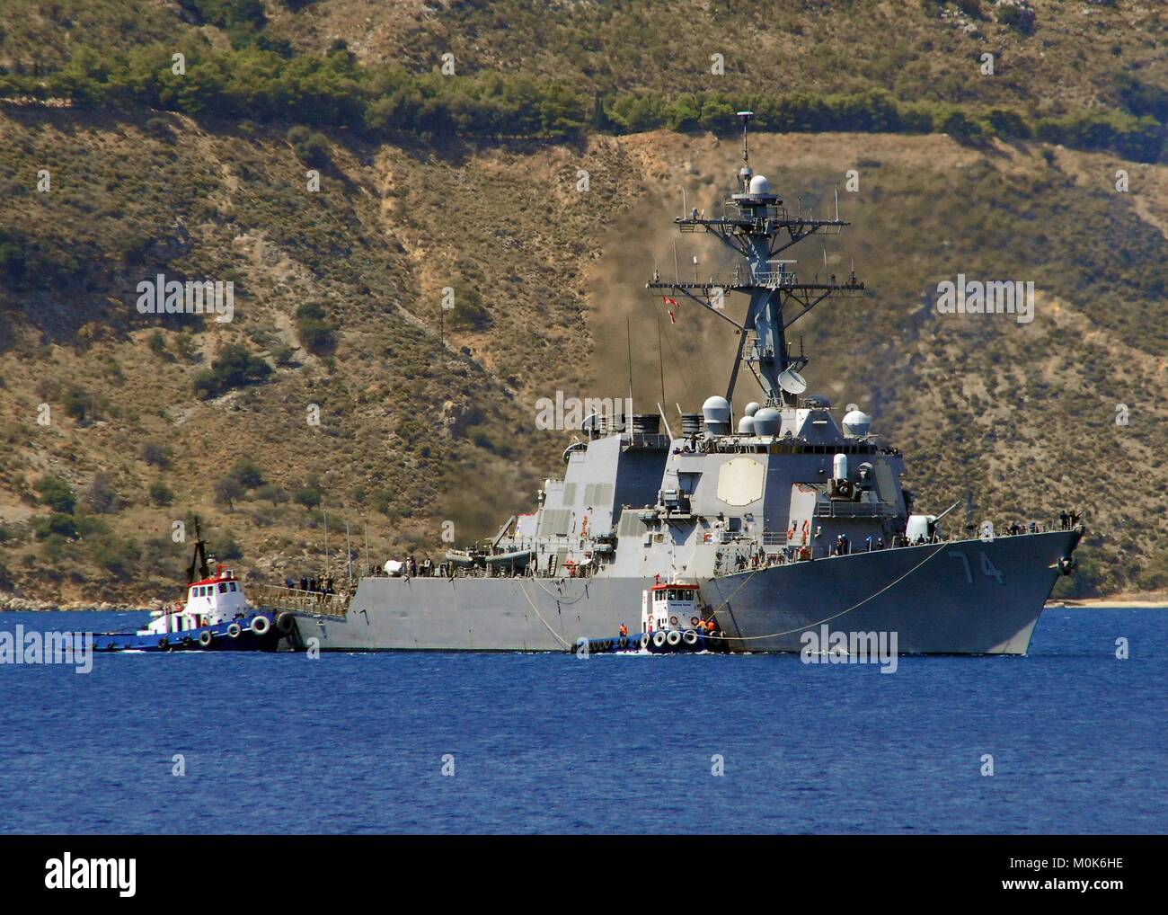 Gli Stati Uniti Navy Arleigh Burke guidato-missile destroyer USS McFaul vapori attraverso Souda Bay Agosto 11, 2008 a Creta, Grecia. Foto Stock