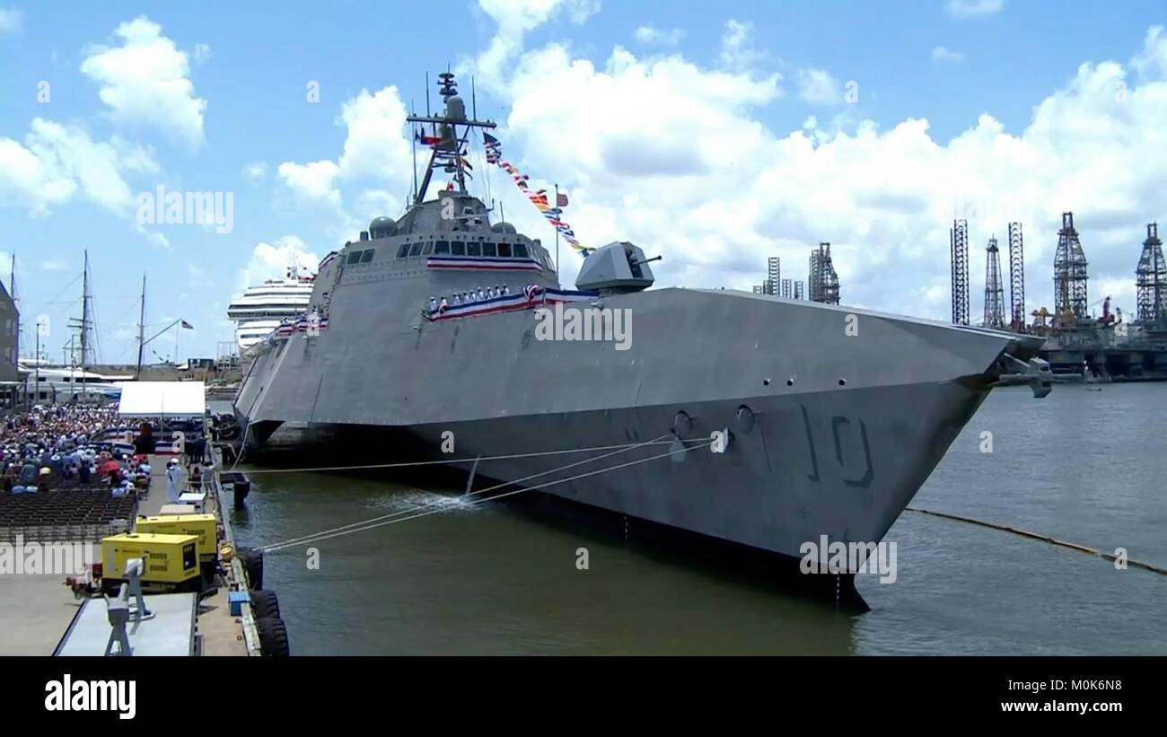 Gli Stati Uniti Navy indipendenza-class Littoral Combat Ship USS Gabrielle Giffords siede al Porto di Galveston Pier 21 durante la sua cerimonia di messa in esercizio il 10 giugno 2017 in Galveston, Texas. Foto Stock