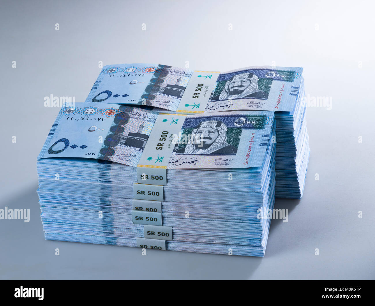 Pile di Saudi Riyal banconote di 500 con immagine di King Abdulaziz Closeup Foto Stock