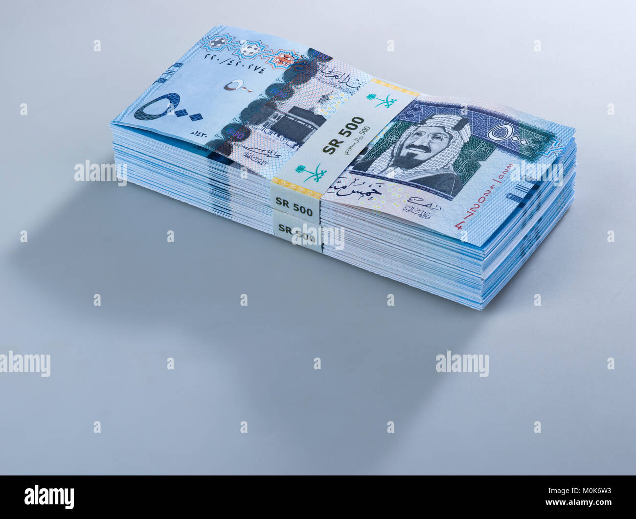 Pila di Saudi Riyal banconote di 500 con immagine di King Abdulaziz Closeup Foto Stock