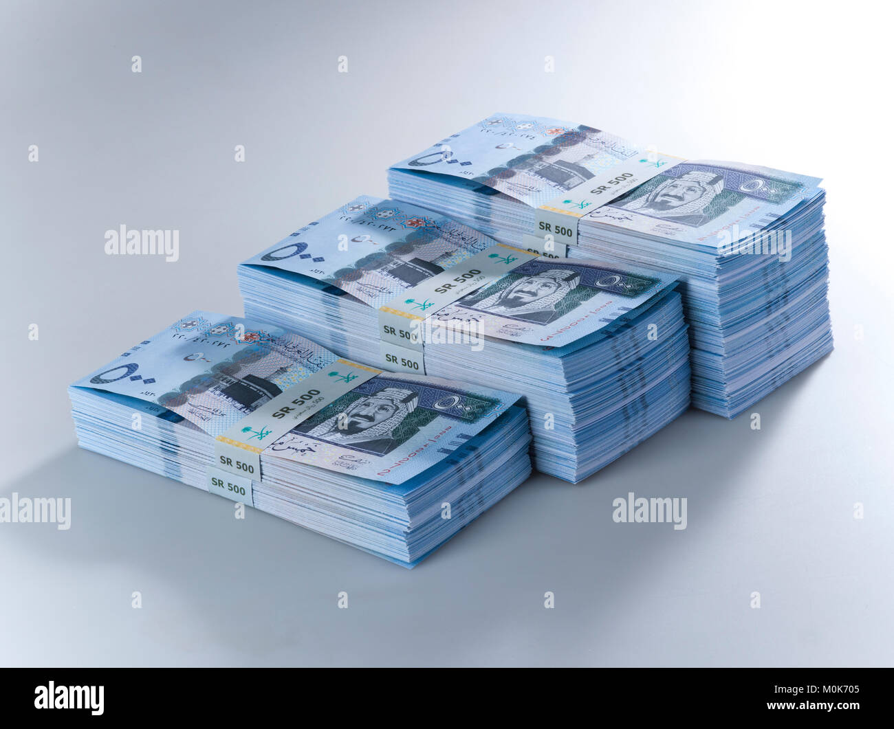 Pile di Saudi Riyal banconote di 500 con immagine di King Abdulaziz Closeup Foto Stock